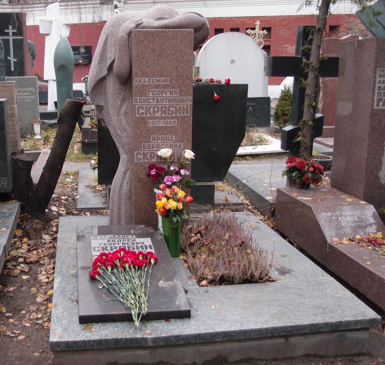 Памятник на могиле Скрябина Г.К. (1917–1989), ск. Д.Шмуйлович, на Новодевичьем кладбище (10–5–11).