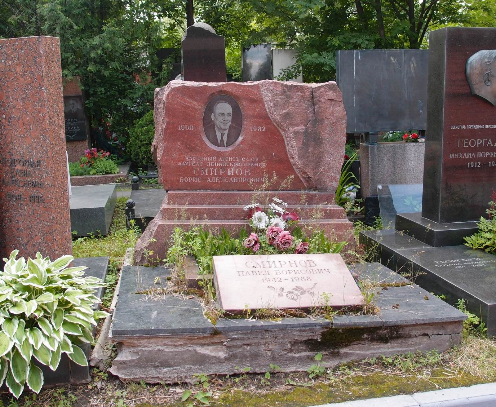Памятник на могиле Смирнова Б.А. (1908–1982), на Новодевичьем кладбище (10–1–9).