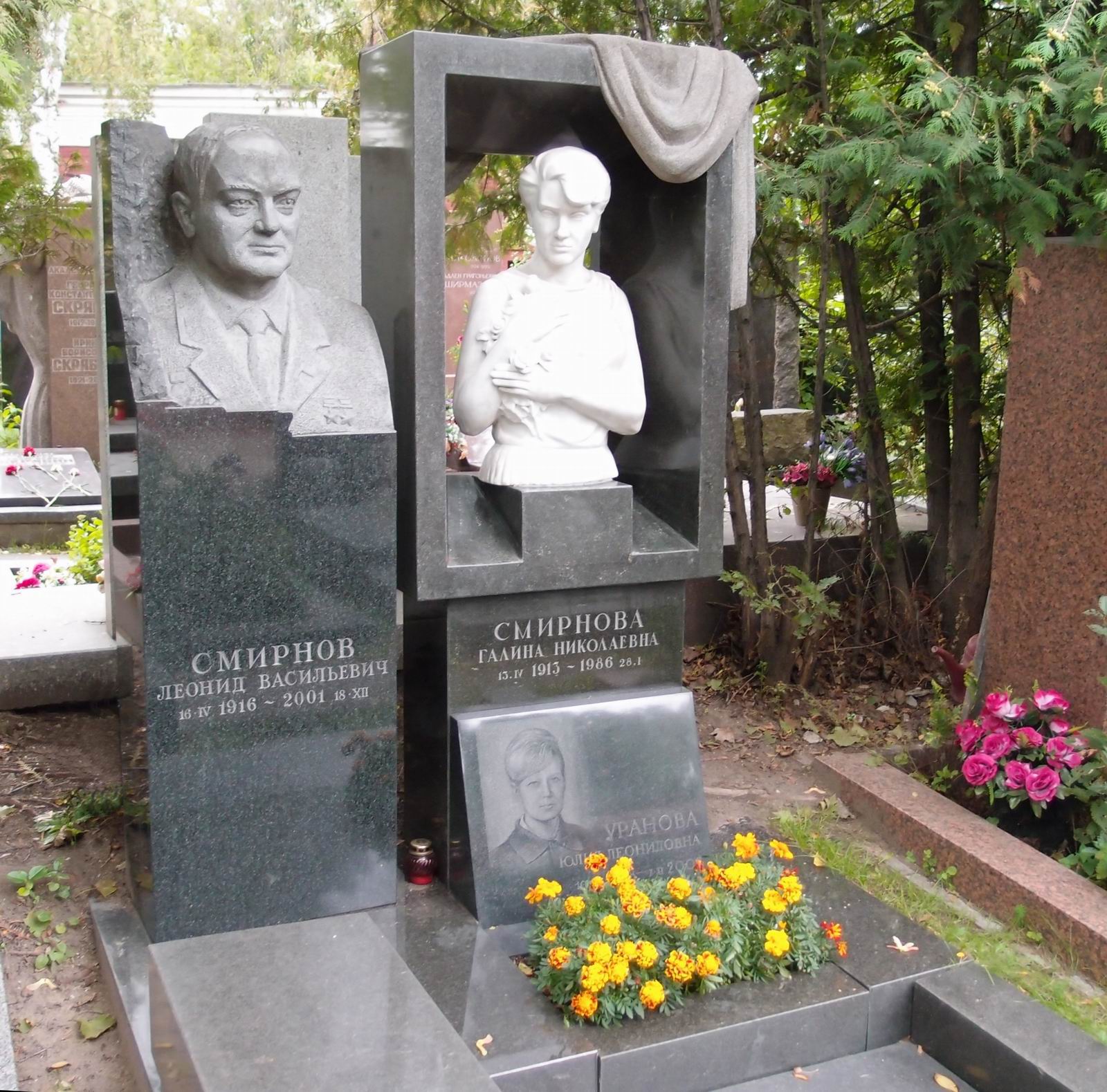 Памятник на могиле Смирнова Л.В. (1916-2001), на Новодевичьем кладбище (10-3-11). Нажмите левую кнопку мыши чтобы увидеть фрагмент памятника.