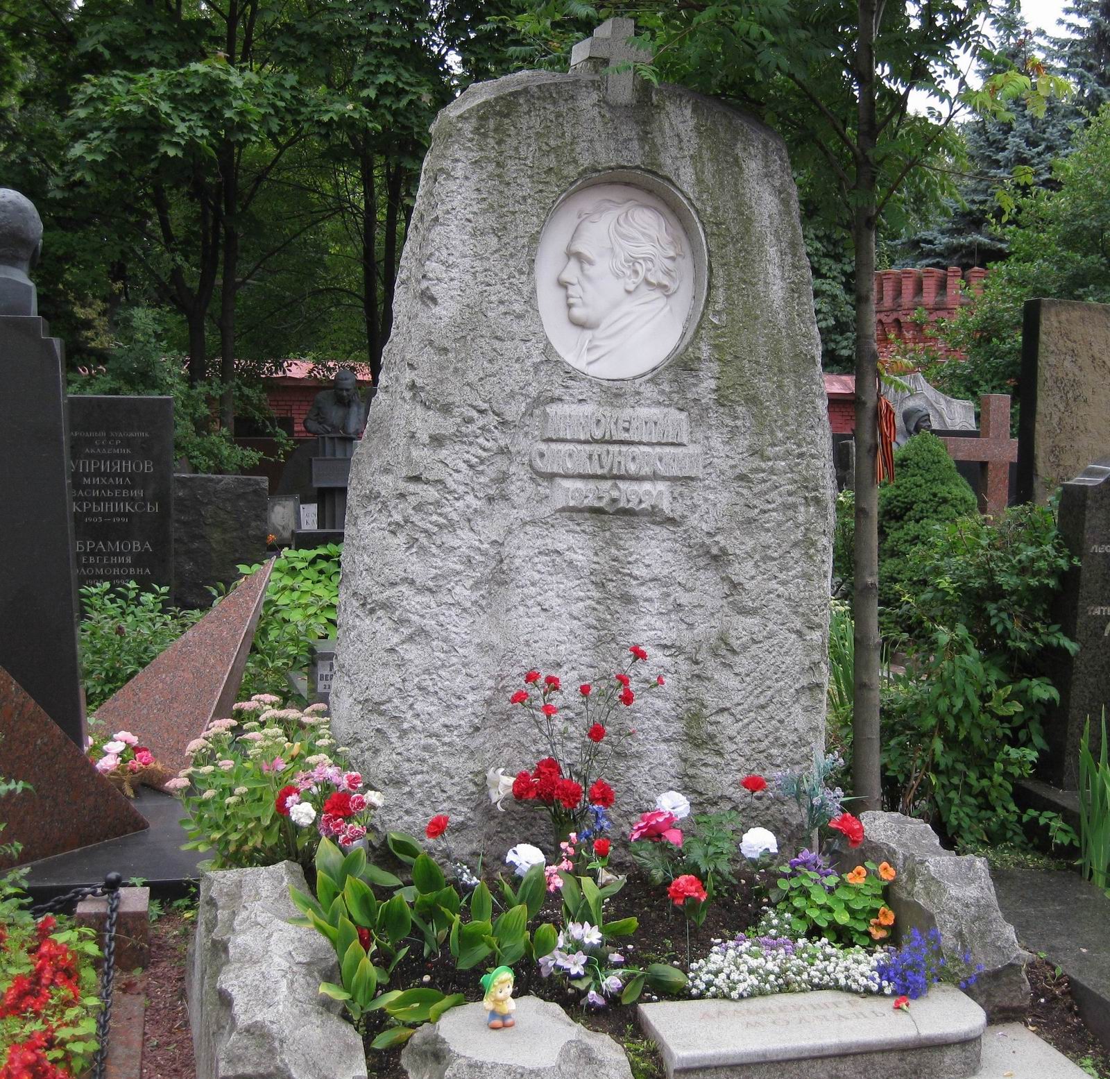 Памятник на могиле Смоктуновского И.М. (1925-1994), ск. С.Шербаков, на Новодевичьем кладбище (10-8-13).