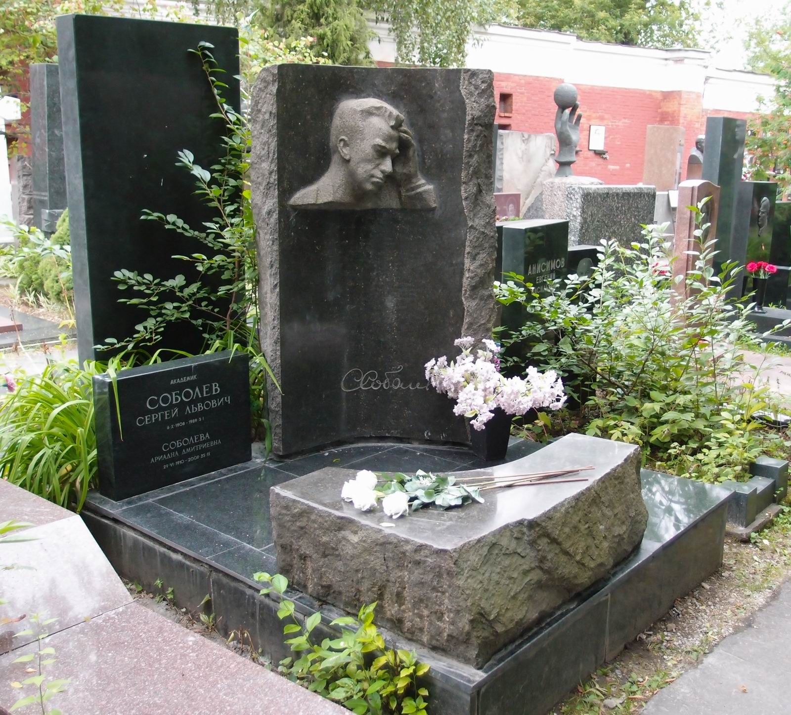 Памятник на могиле Соболева С.Л. (1908-1989), ск. Б.Горовой, на Новодевичьем кладбище (10-5-9).