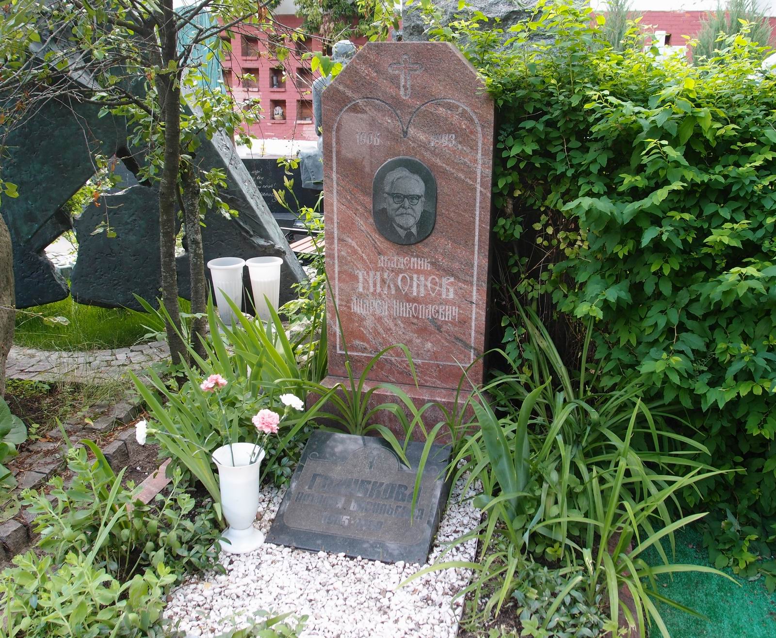 Памятник на могиле Тихонова А.Н. (1906–1993), по проекту Е.Тихоновой, художник-гравёр В.Пинский, на Новодевичьем кладбище (10–7–16).