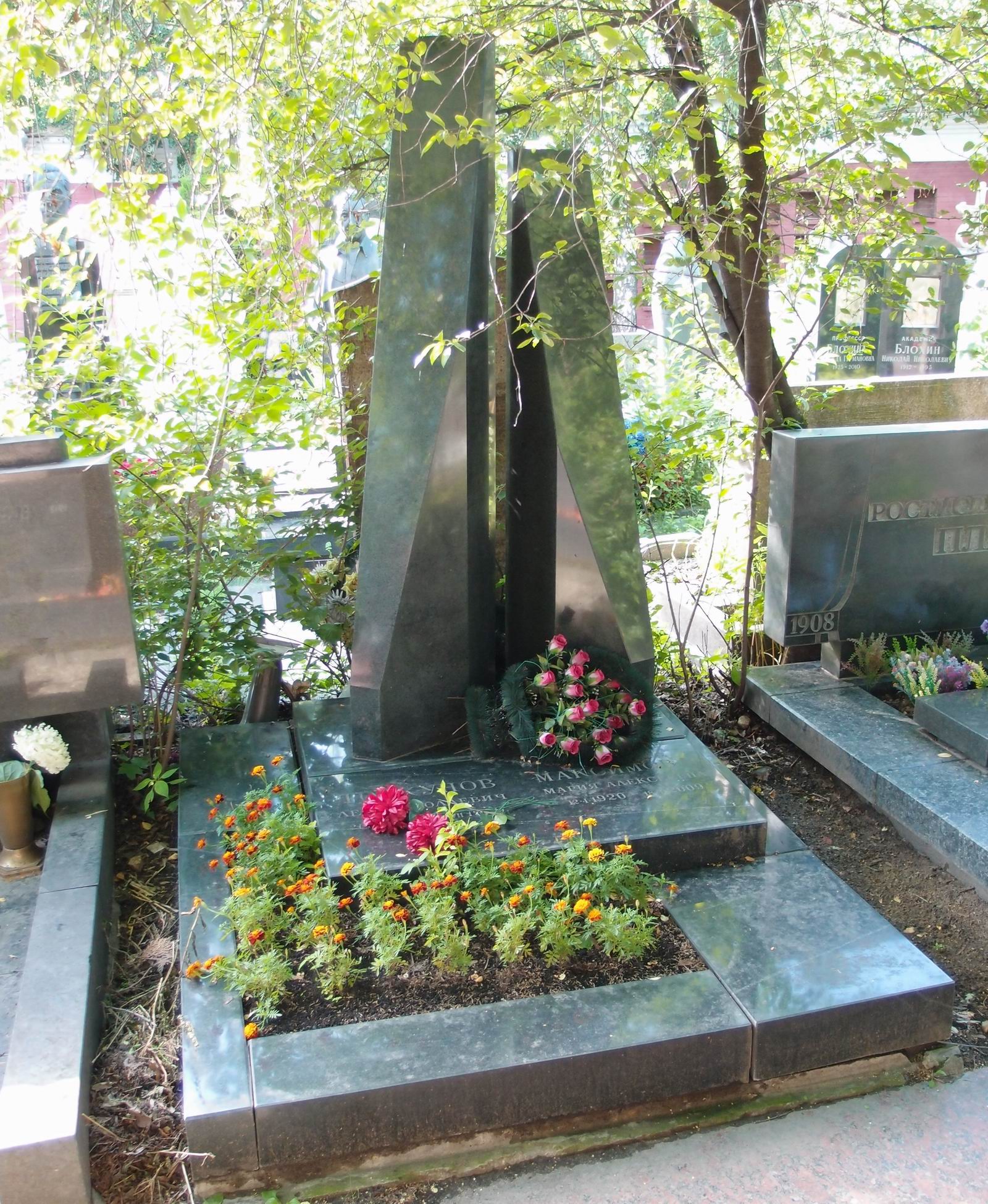 Памятник на могиле Толкунова Л.Н. (1919-1989), на Новодевичьем кладбище (10-5-13).