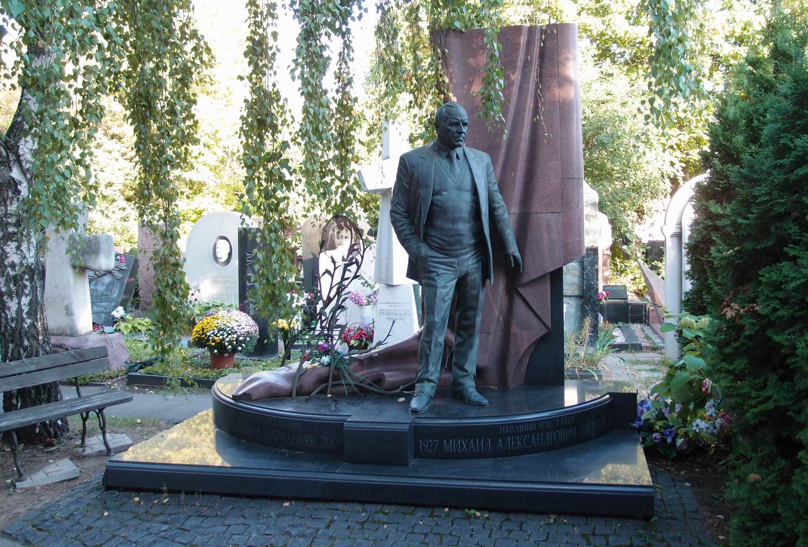 Памятник на могиле Ульянова М.А. (1927–2007), ск. Б.Петров, П.Гиль, арх. Г.Пейчев, на Новодевичьем кладбище (10–10–1).