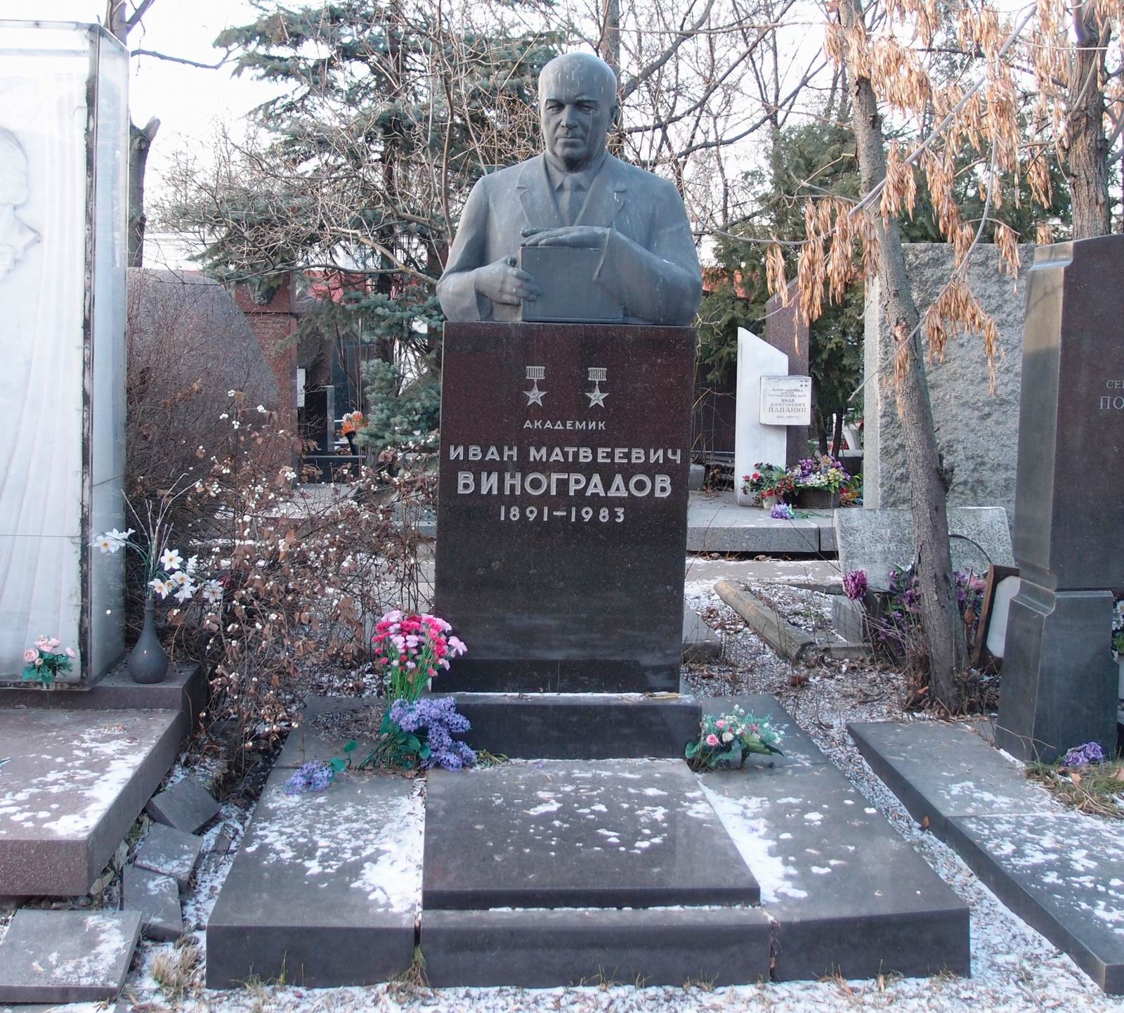 Памятник на могиле Виноградова И.М. (1891–1983), ск. В.Сонин, на Новодевичьем кладбище (10–1–13).