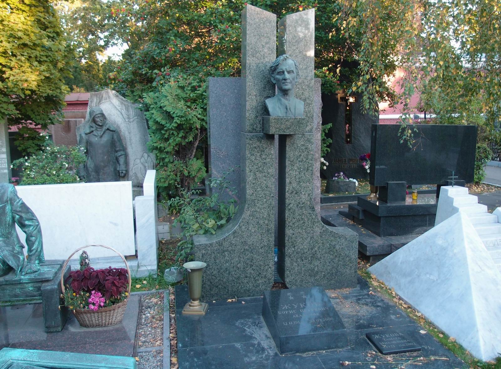 Памятник на могиле Жукова Б.П. (1912-2000), на Новодевичьем кладбище (10-6-19). Нажмите левую кнопку мыши чтобы увидеть фрагмент памятника.