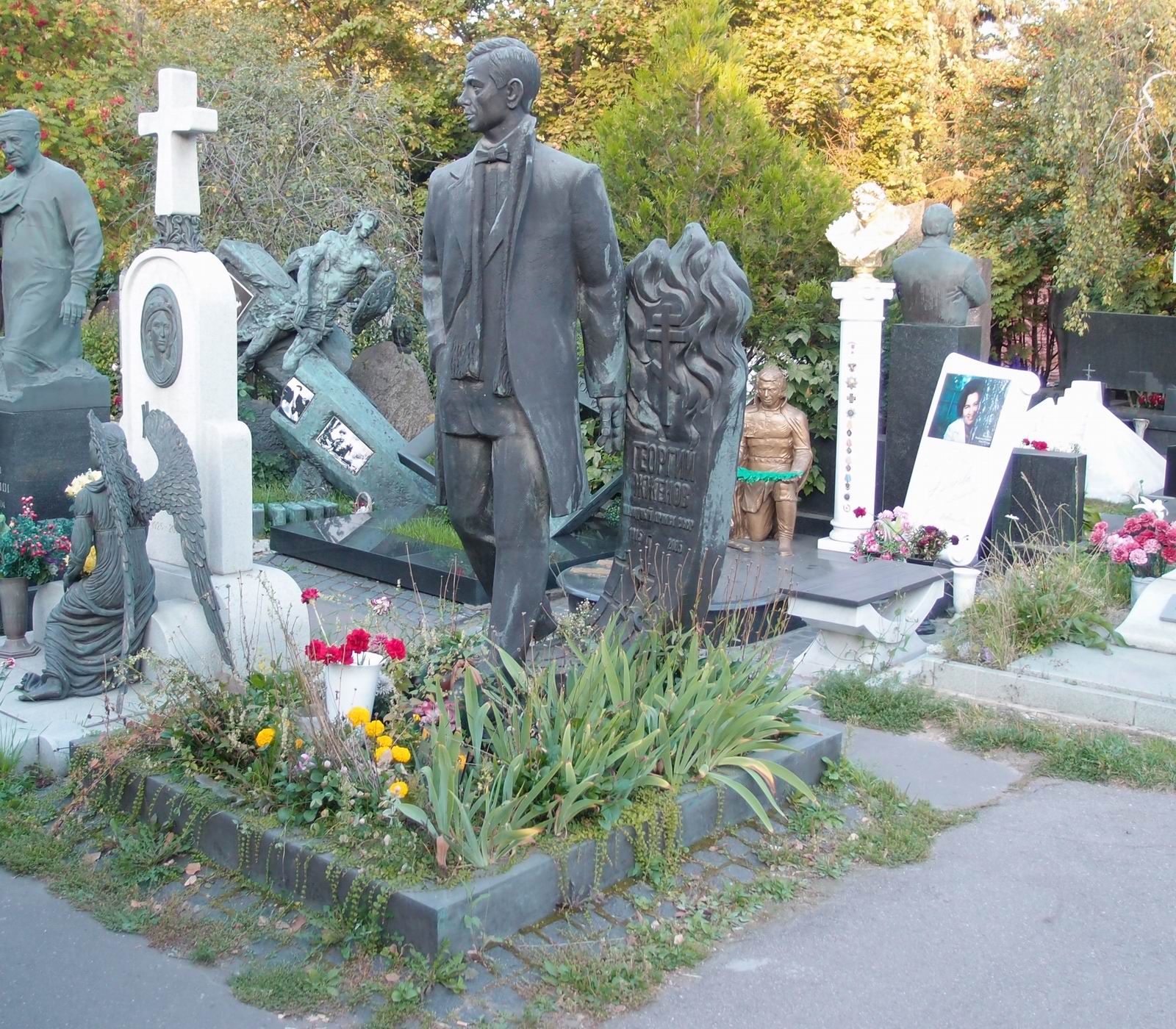 Памятник на могиле Жжёнова Г.С. (1915–2005), ск. В.Митрохин, на Новодевичьем кладбище (10–9–14).