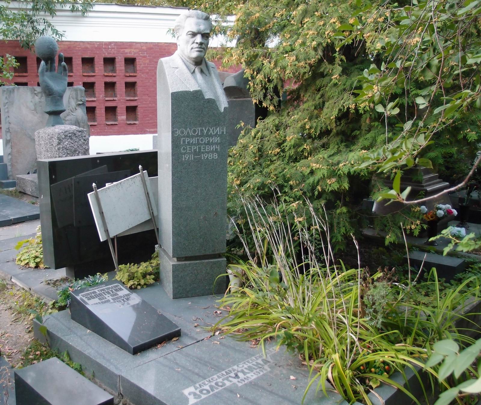 Памятник на могиле Золотухина Г.С. (1911–1988), ск. А.Балашов, на Новодевичьем кладбище (10–5–5).