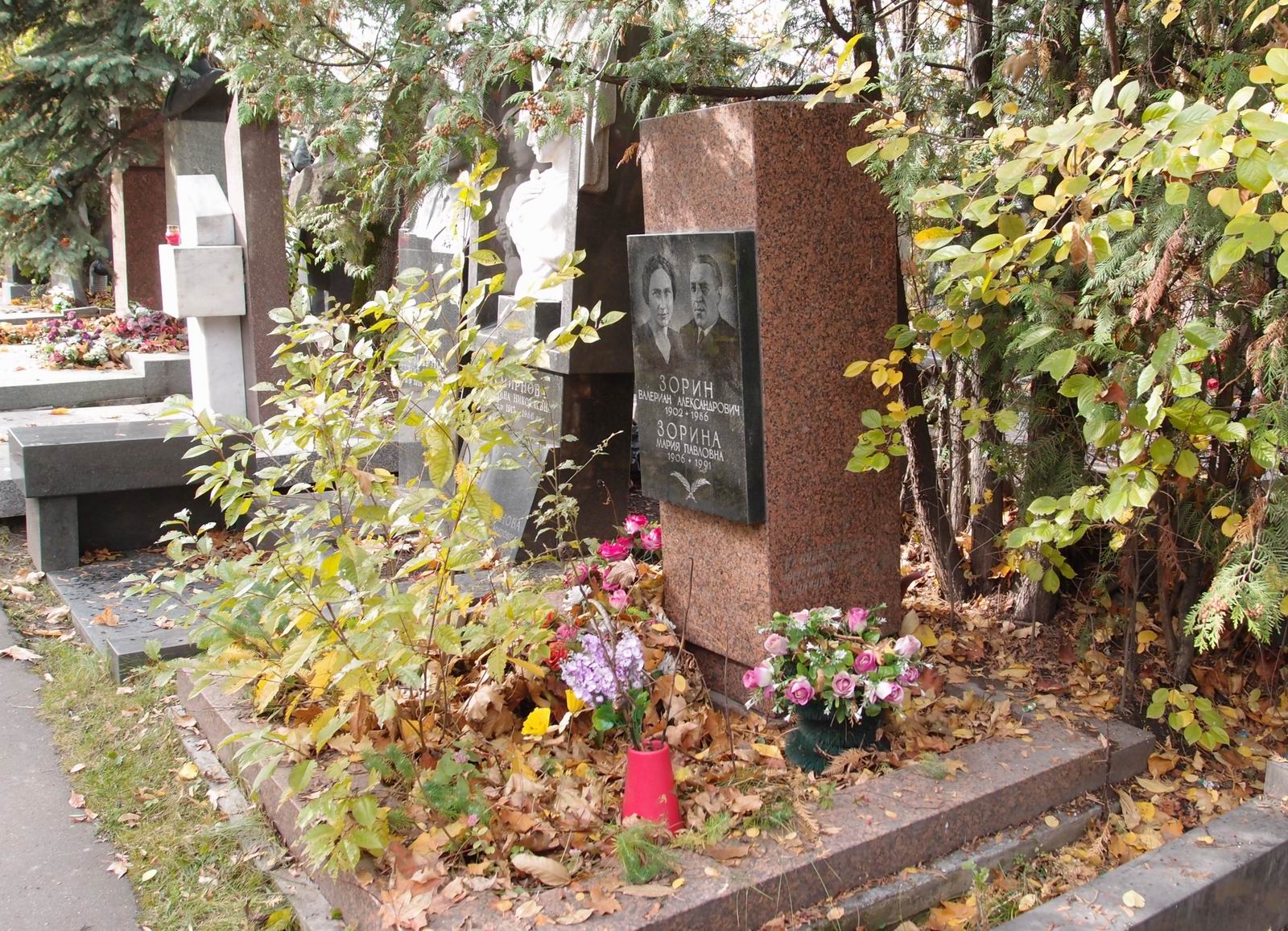 Памятник на могиле Зорина В.А. (1902–1986), на Новодевичьем кладбище (10–3–10).