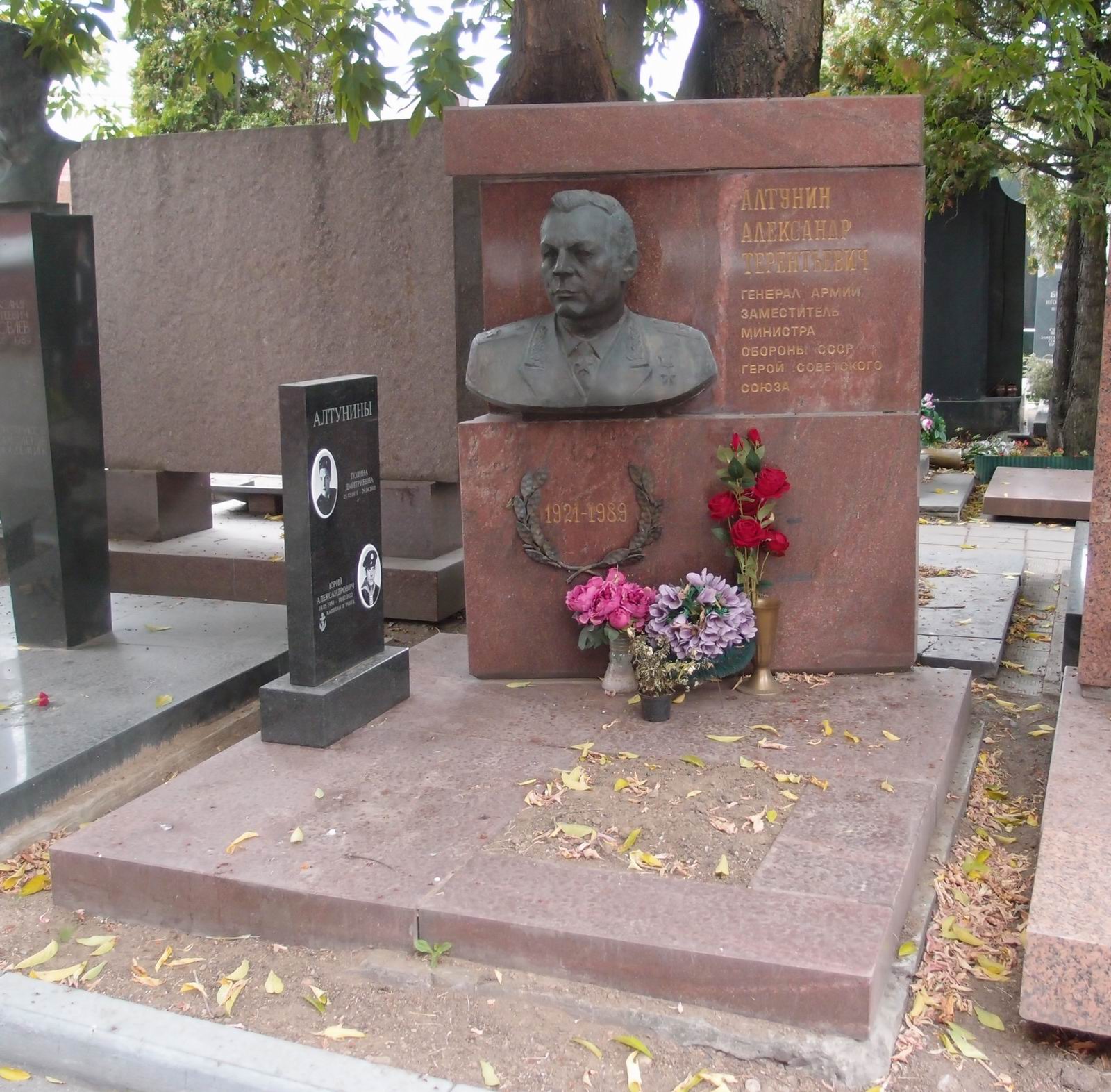 Памятник на могиле Алтунина А.Т. (1921–1989), ск. И.Новиков, арх. И. и В. Шкиневы, на Новодевичьем кладбище (11–1–6).