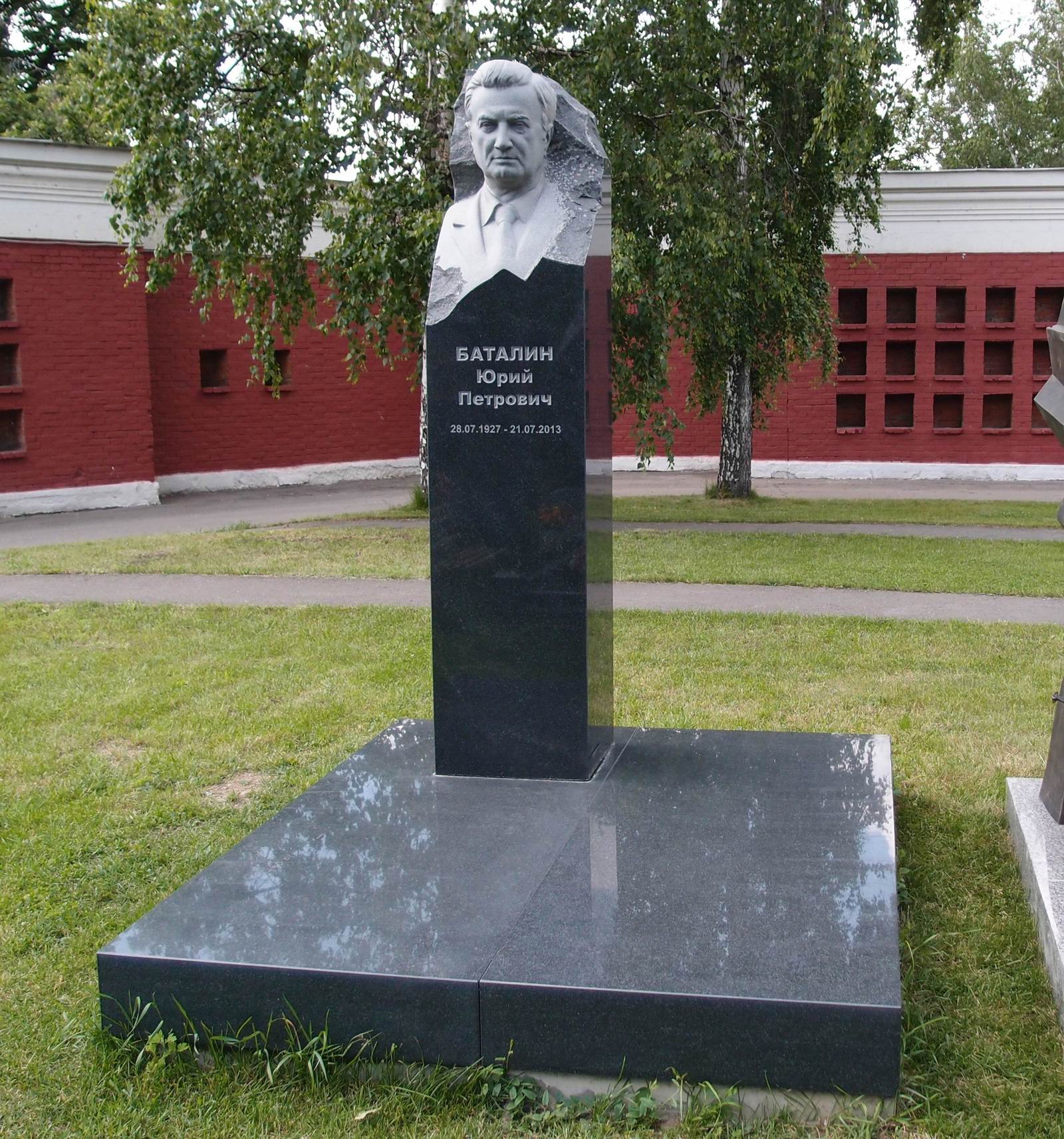 Памятник на могиле Баталина Ю.П. (1927–2013), ск. А.Миронов, на Новодевичьем кладбище (11–7–3).