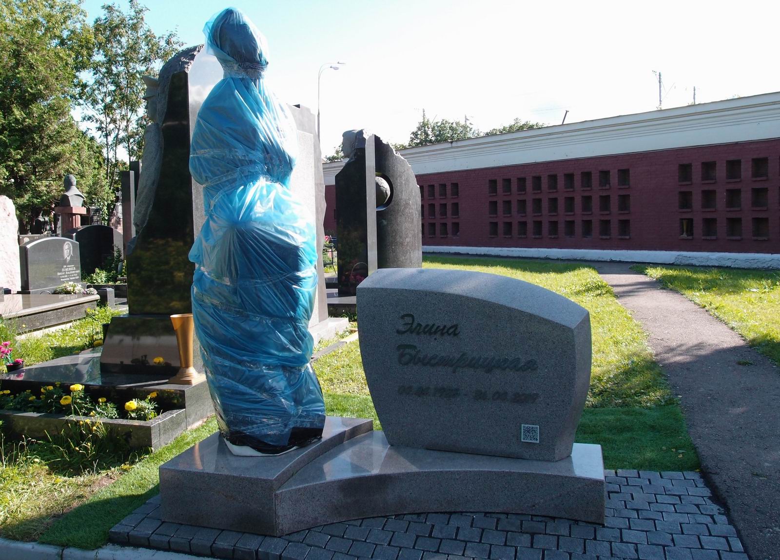 Памятник на могиле Быстрицкой Э.А. (1928-2019), на Новодевичьем кладбище (11-8-1).