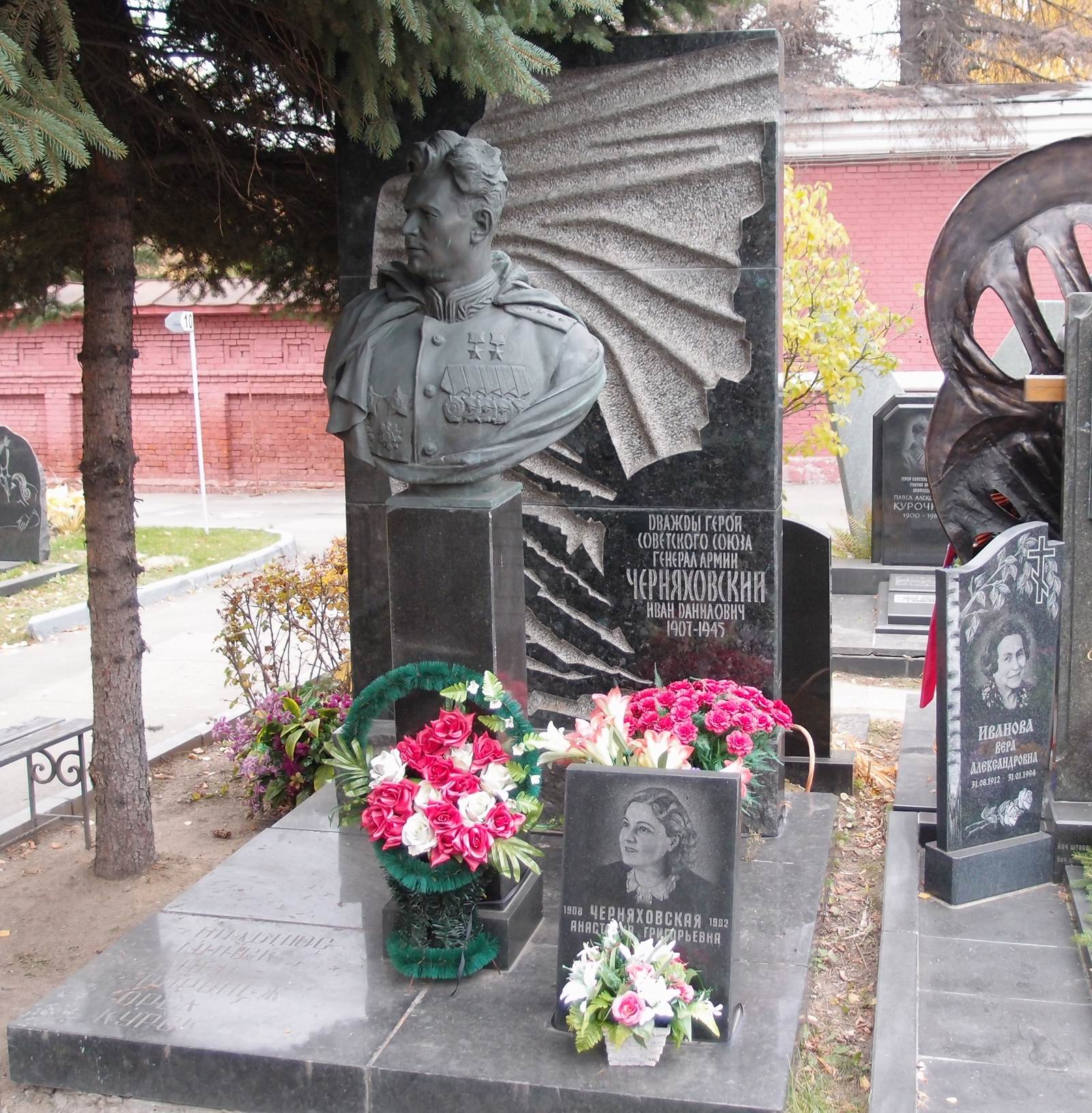 Памятник на могиле Черняховского И.Д. (1906–1945), ск. Е.Вучетич, арх. Е.Ефремов, на Новодевичьем кладбище (11–4–1).