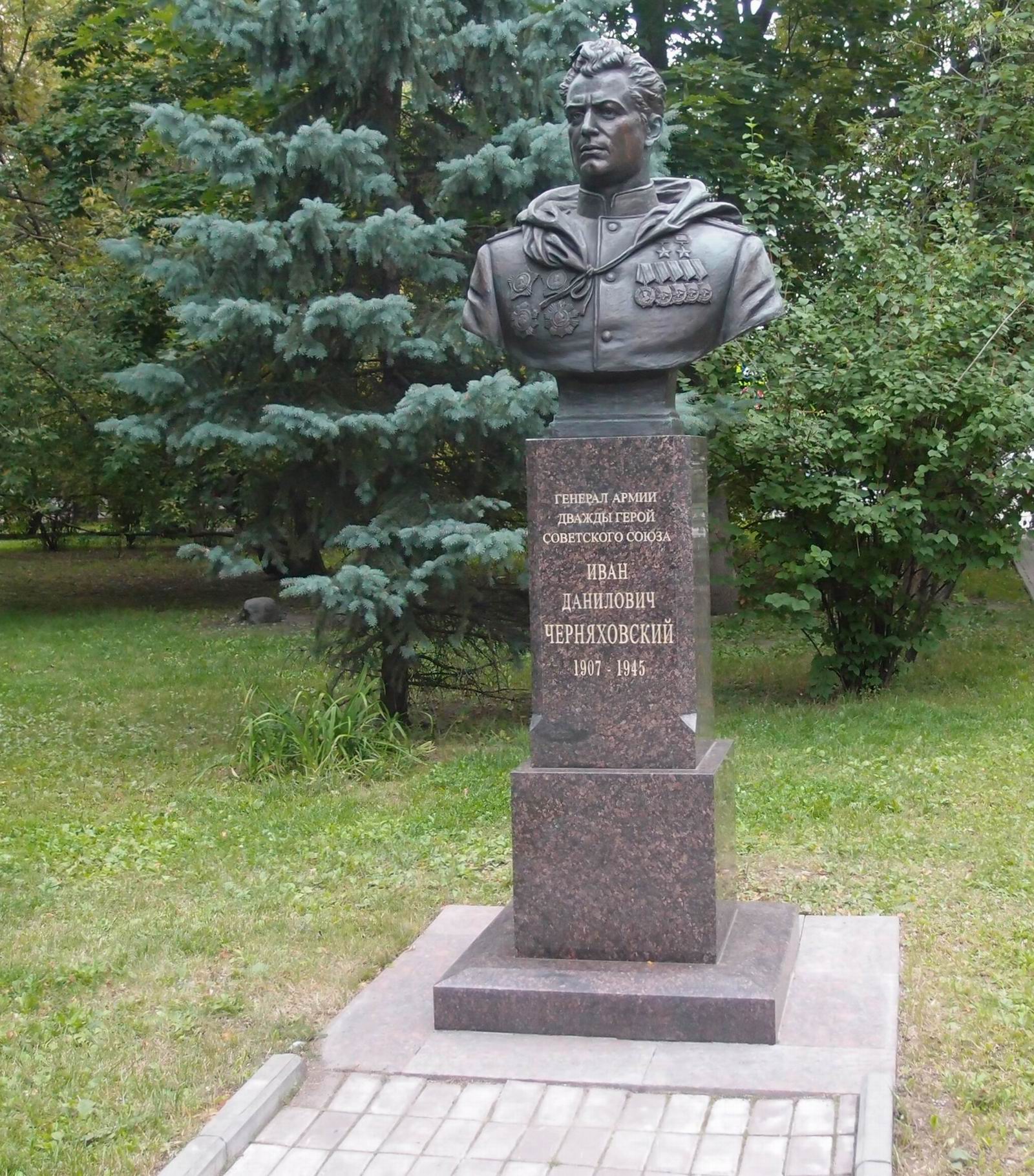 Памятник Черняховскому И.Д. (1906–1945), ск. В.Шанов, на улице Черняховского, открыт в 2016.