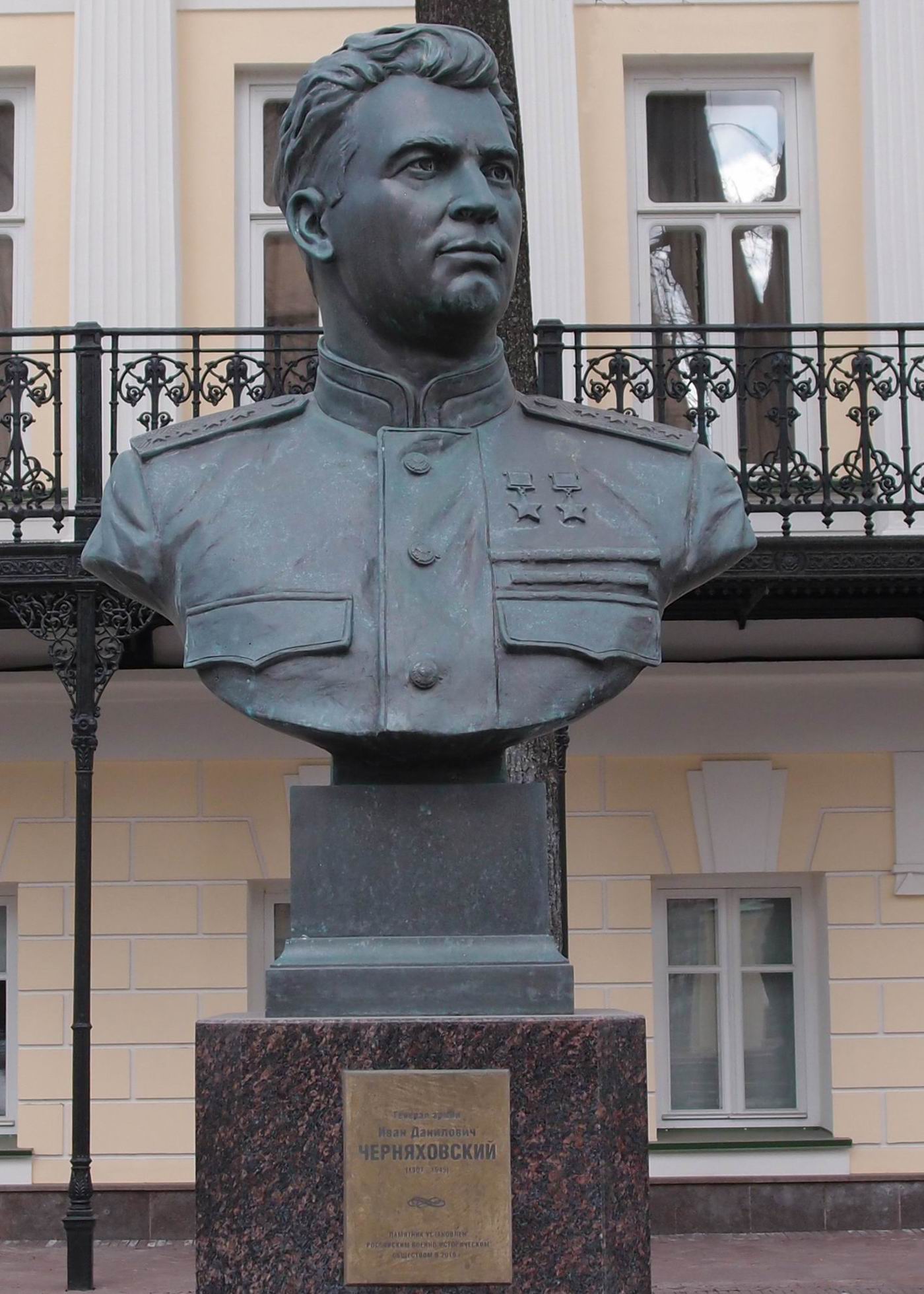 Памятник Черняховскому И.Д. (1906–1945), на Большой Никитской улице (возле Музея военной формы).
