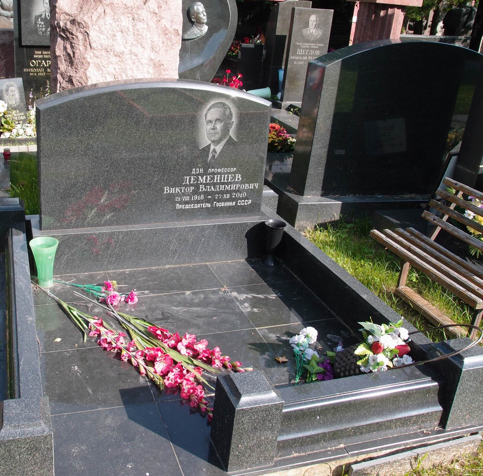 Памятник на могиле Деменцева В.В. (1918-2010), на Новодевичьем кладбище (11-6-3).
