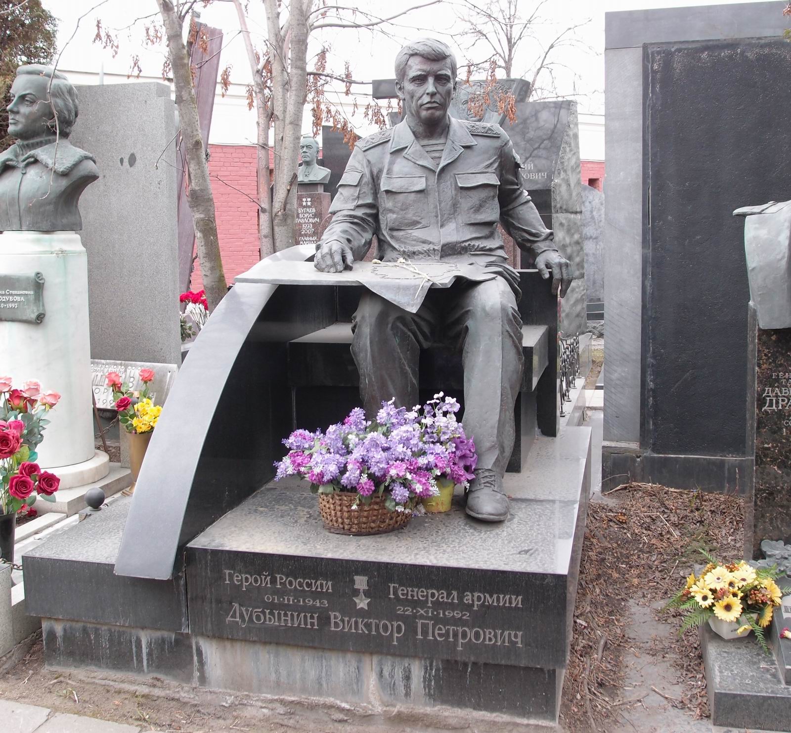 Памятник на могиле Дубынина В.П. (1943–1992), ск. А.Бельдюшкин, арх. Б.Шехура, на Новодевичьем кладбище (11–3–8).