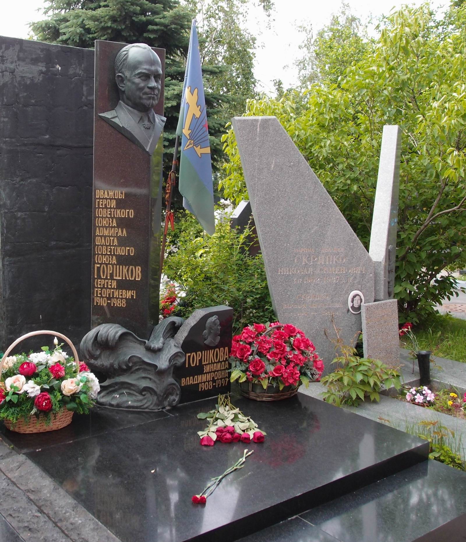 Памятник на могиле Горшкова С.Г. (1910-1988), ск. А.Врубель, арх. Е.Ефремов, на Новодевичьем кладбище (11-1-2).