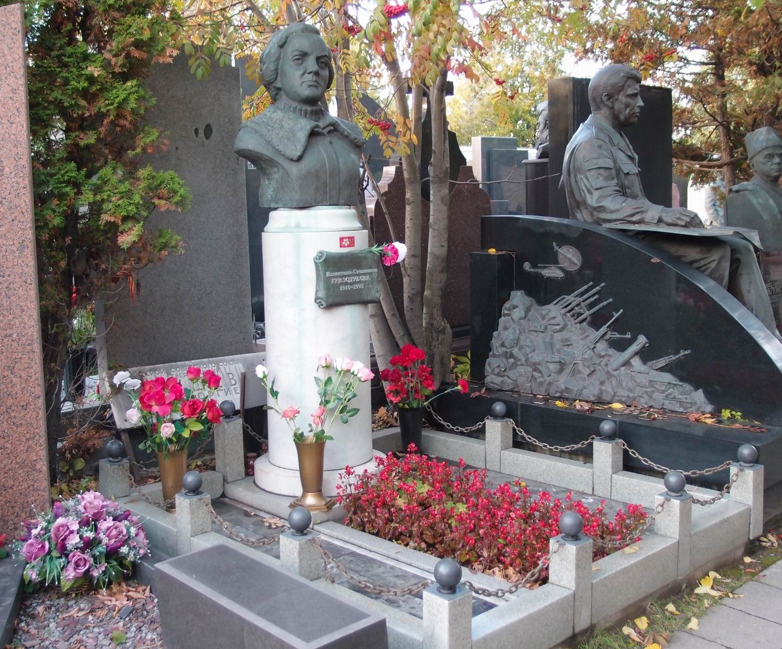 Памятник на могиле Гризодубовой В.С. (1909-1993), ск. С.Викулов, арх. В.Курбатов, на Новодевичьем кладбище (11-3-9).