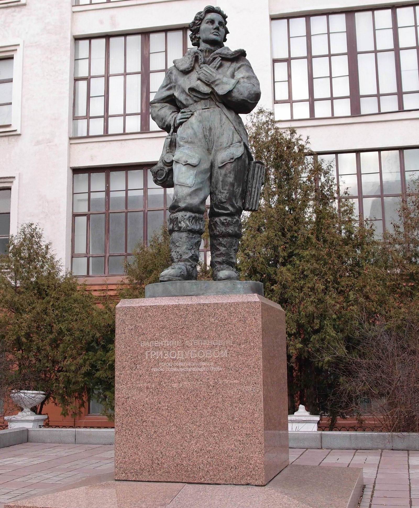 Памятник Гризодубовой В.С. (1909–1993), ск. С.Щербаков, арх. В.Курбатов, на Кутузовском проспекте, открыт в 2000.