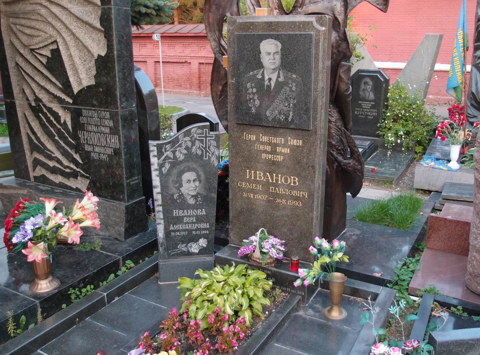 Памятник на могиле Иванова С.П. (1907-1993), на Новодевичьем кладбище (11-4-2).