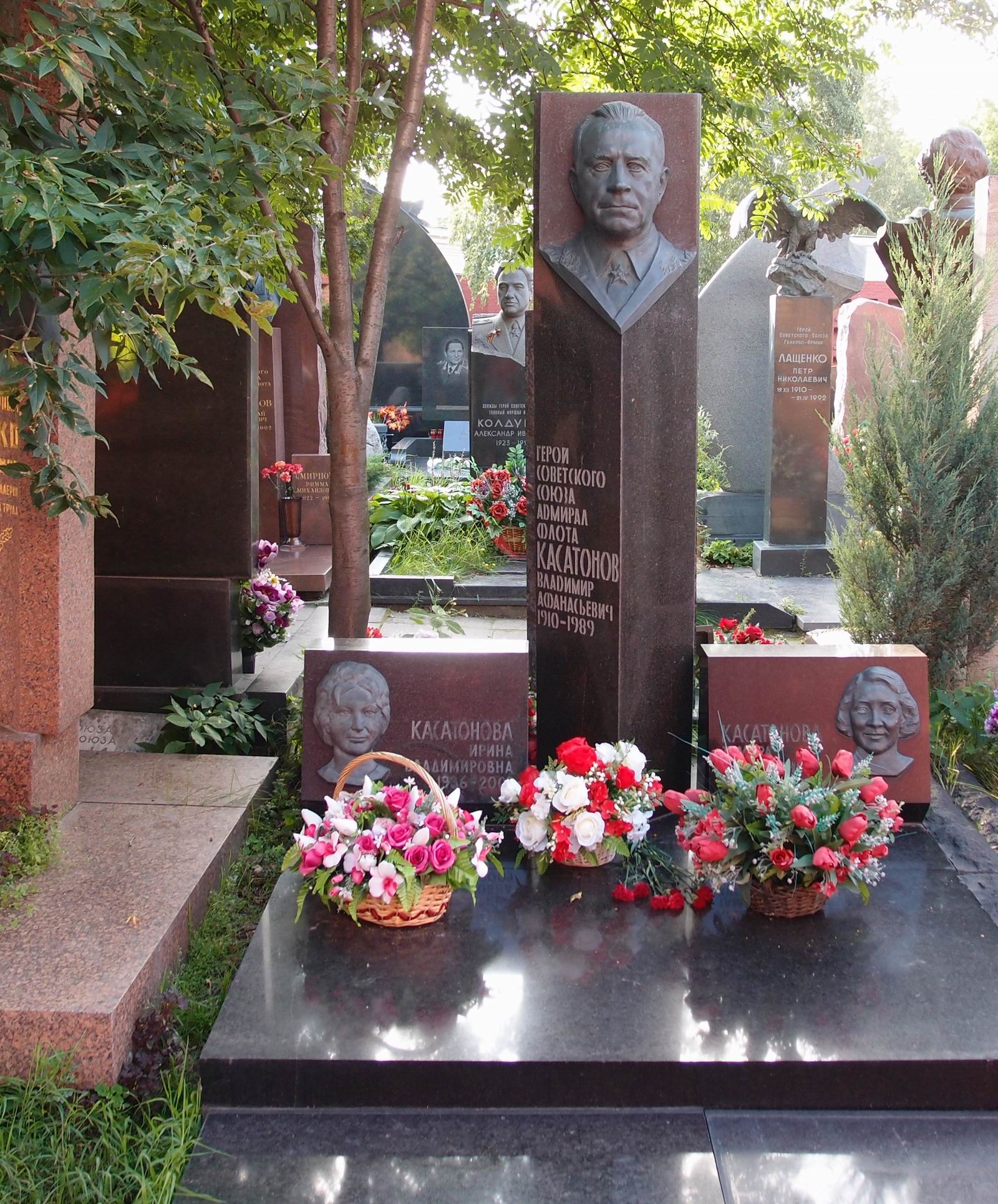 Памятник на могиле Касатонова В.А. (1910–1989), ск. А.Врубель, арх. Е.Ефремов, на Новодевичьем кладбище (11–1–4).