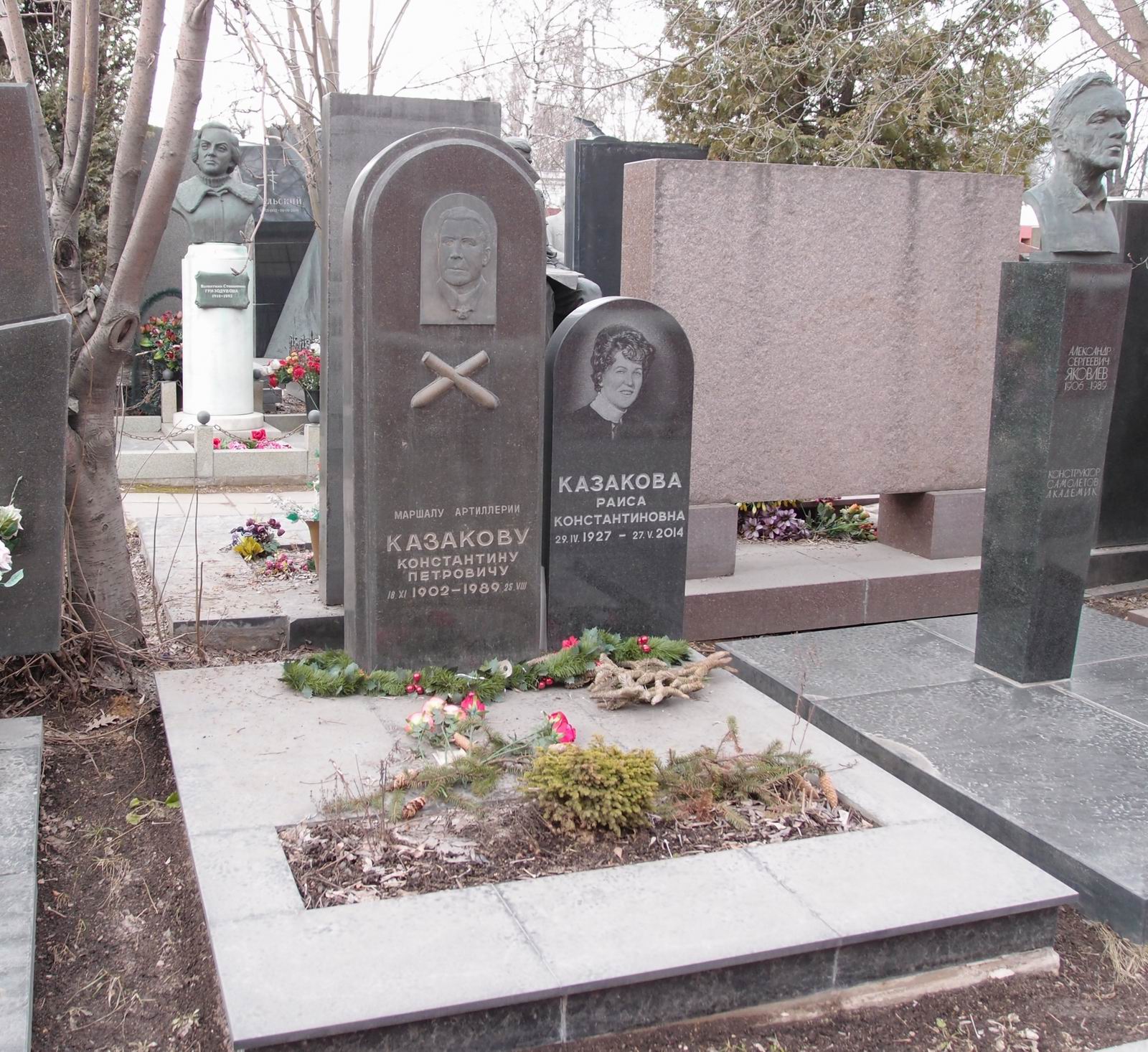 Памятник на могиле Казакова К.П. (1902-1989), ск. А.Газалиев, арх. Б.Шехура, на Новодевичьем кладбище (11-1-8).