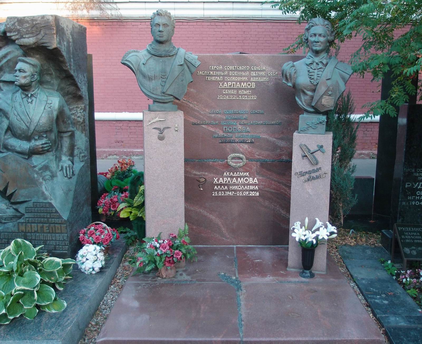 Памятник на могиле Харламова С.И. (1921-1990), ск. М.Переяславец, на Новодевичьем кладбище (11-2-3).