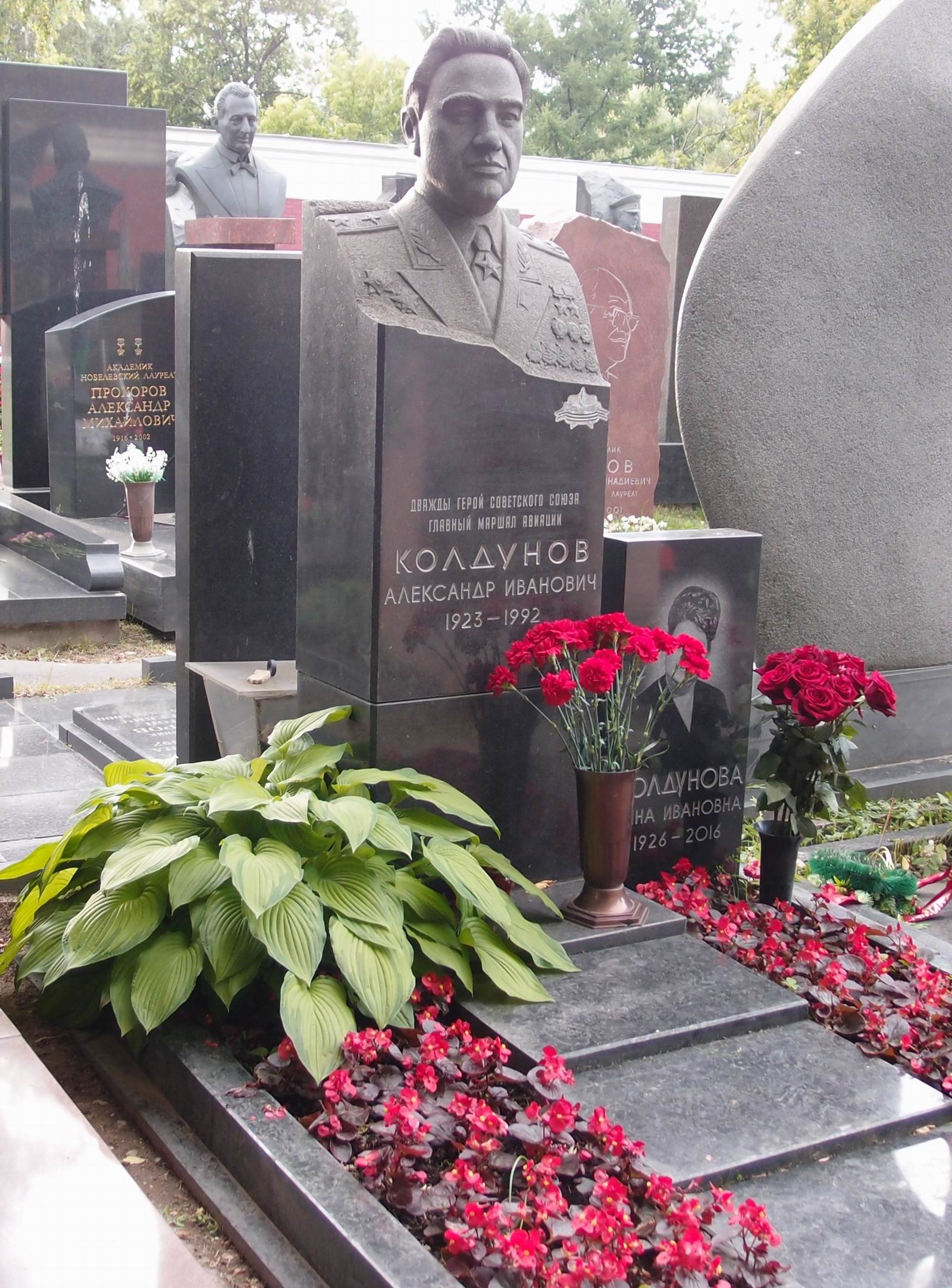 Памятник на могиле Колдунова А.И. (1923–1992), ск. А.Бельдюшкин, арх. Б.Шехура, на Новодевичьем кладбище (11–3–5).
