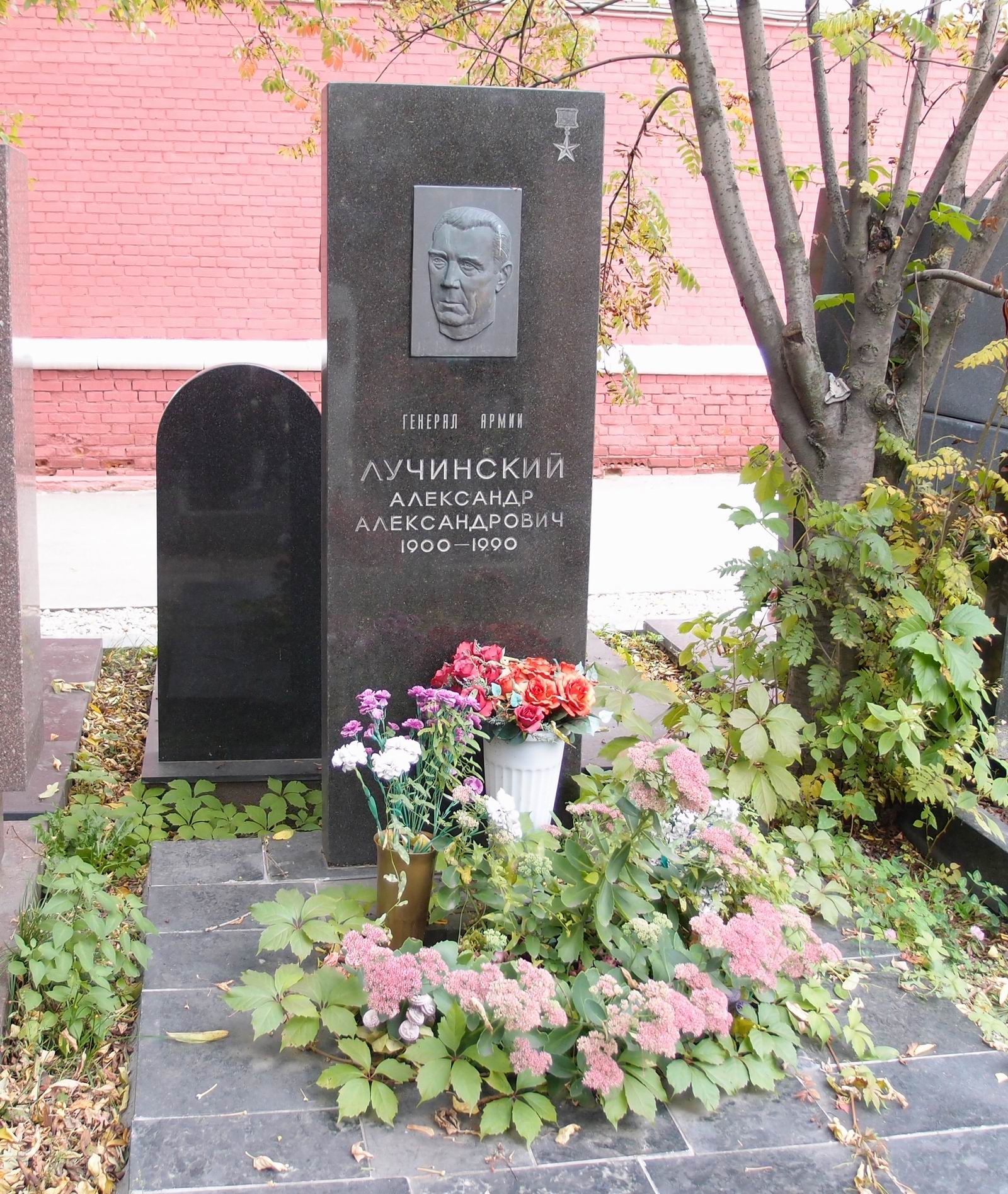 Памятник на могиле Лучинского А.А. (1900–1990), ск. А.Газалиев, арх. Б.Шехура, на Новодевичьем кладбище (11–2–8).