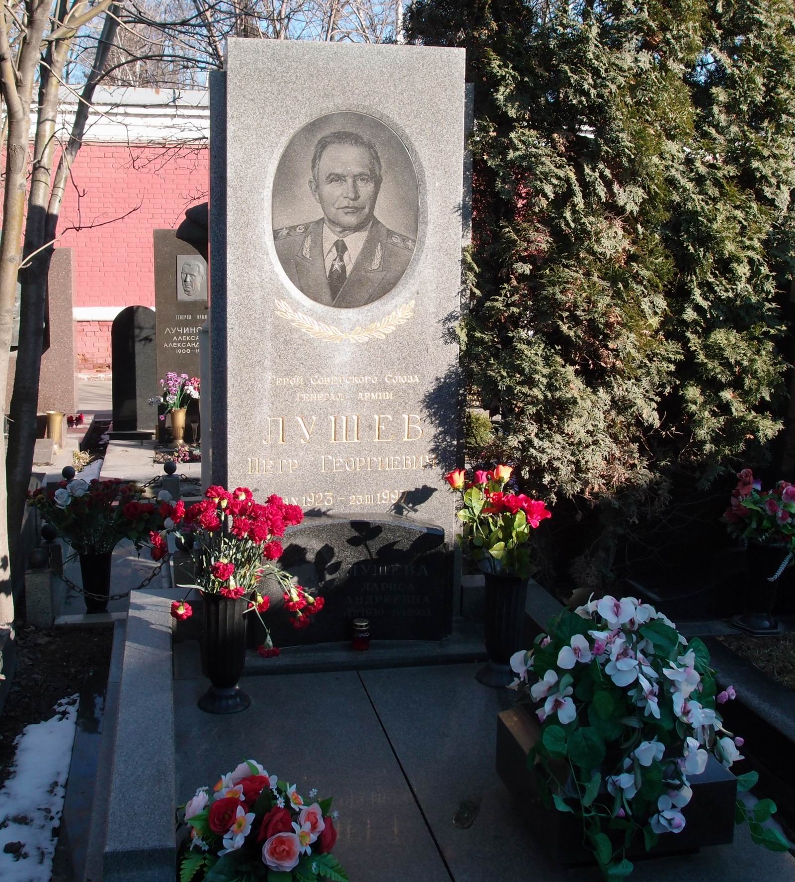 Памятник на могиле Лушева П.Г. (1923–1997), арх. В.Еловский, на Новодевичьем кладбище (11–4–9).