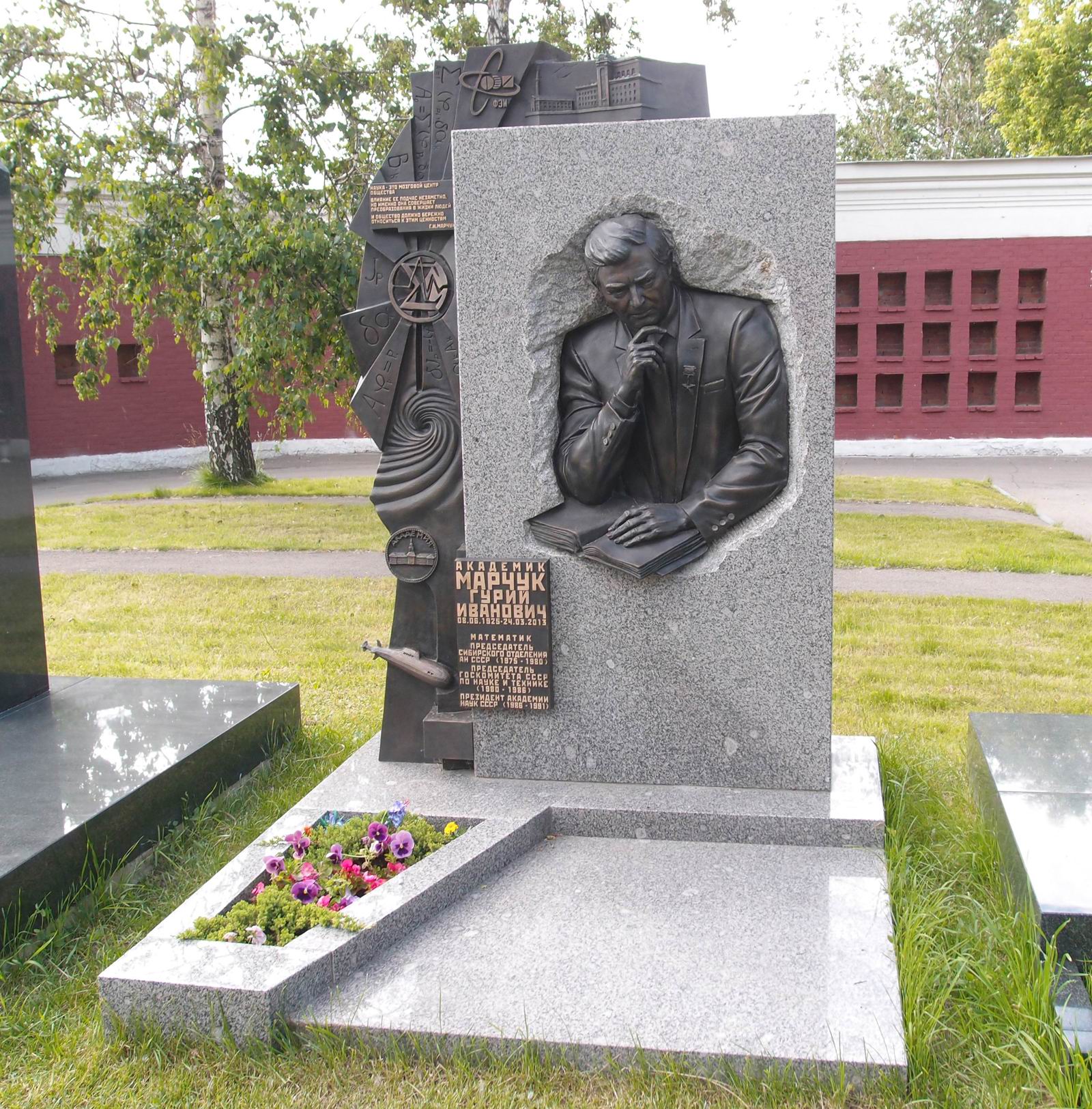 Памятник на могиле Марчука Г.И. (1925-2013), на Новодевичьем кладбище (11-7-2). Нажмите левую кнопку мыши чтобы увидеть фрагмент памятника.