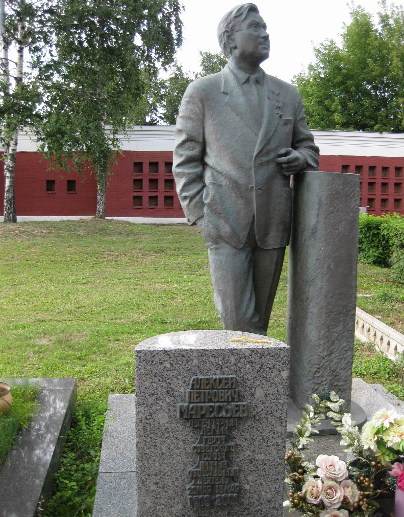 Памятник на могиле Маресьева А.П. (1916-2001), ск. И.Казанский, на Новодевичьем кладбище (11-5-2).