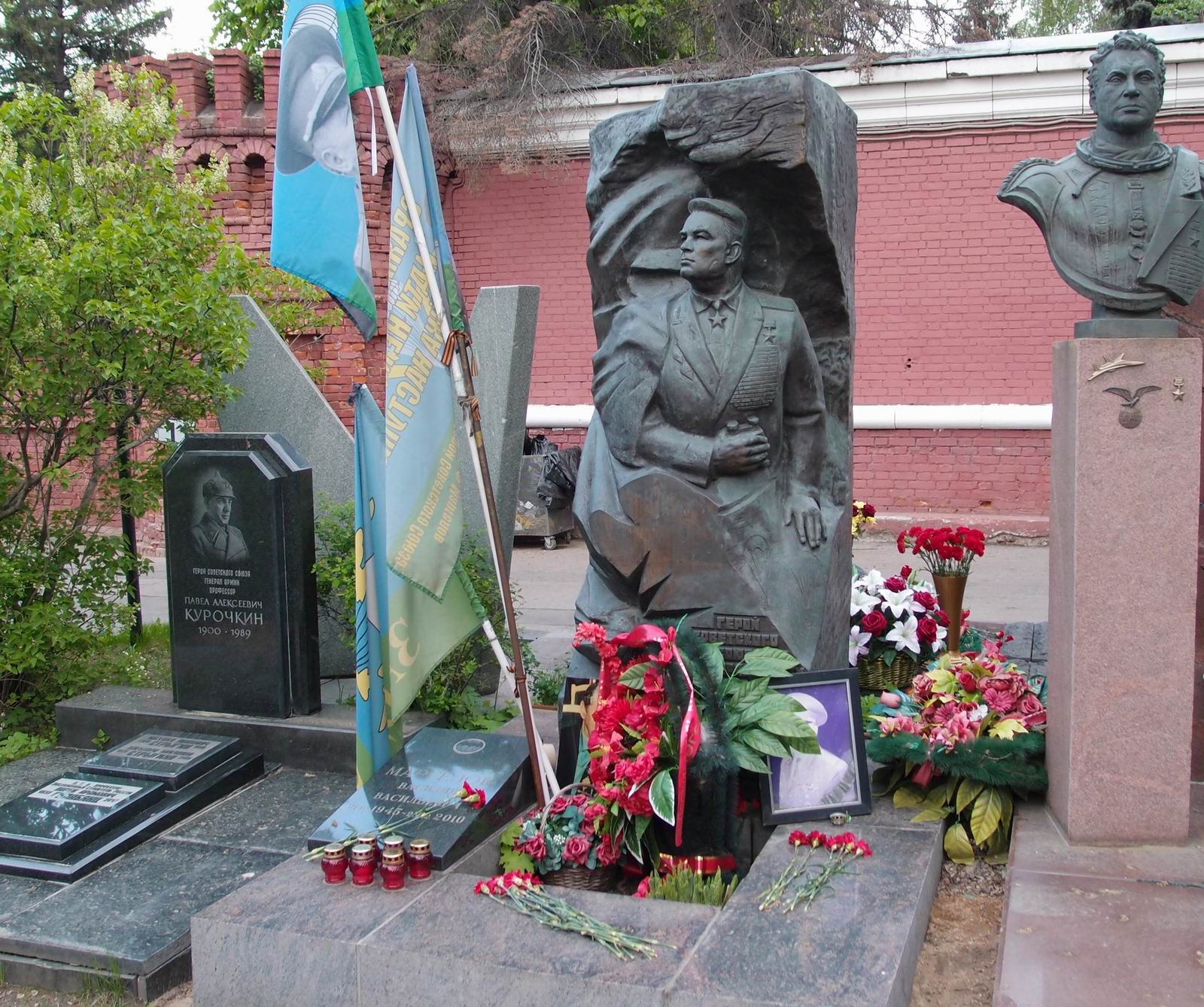 Памятник на могиле Маргелова В.Ф. (1908–1990), ск. В.Никифоров, на Новодевичьем кладбище (11–2–2).