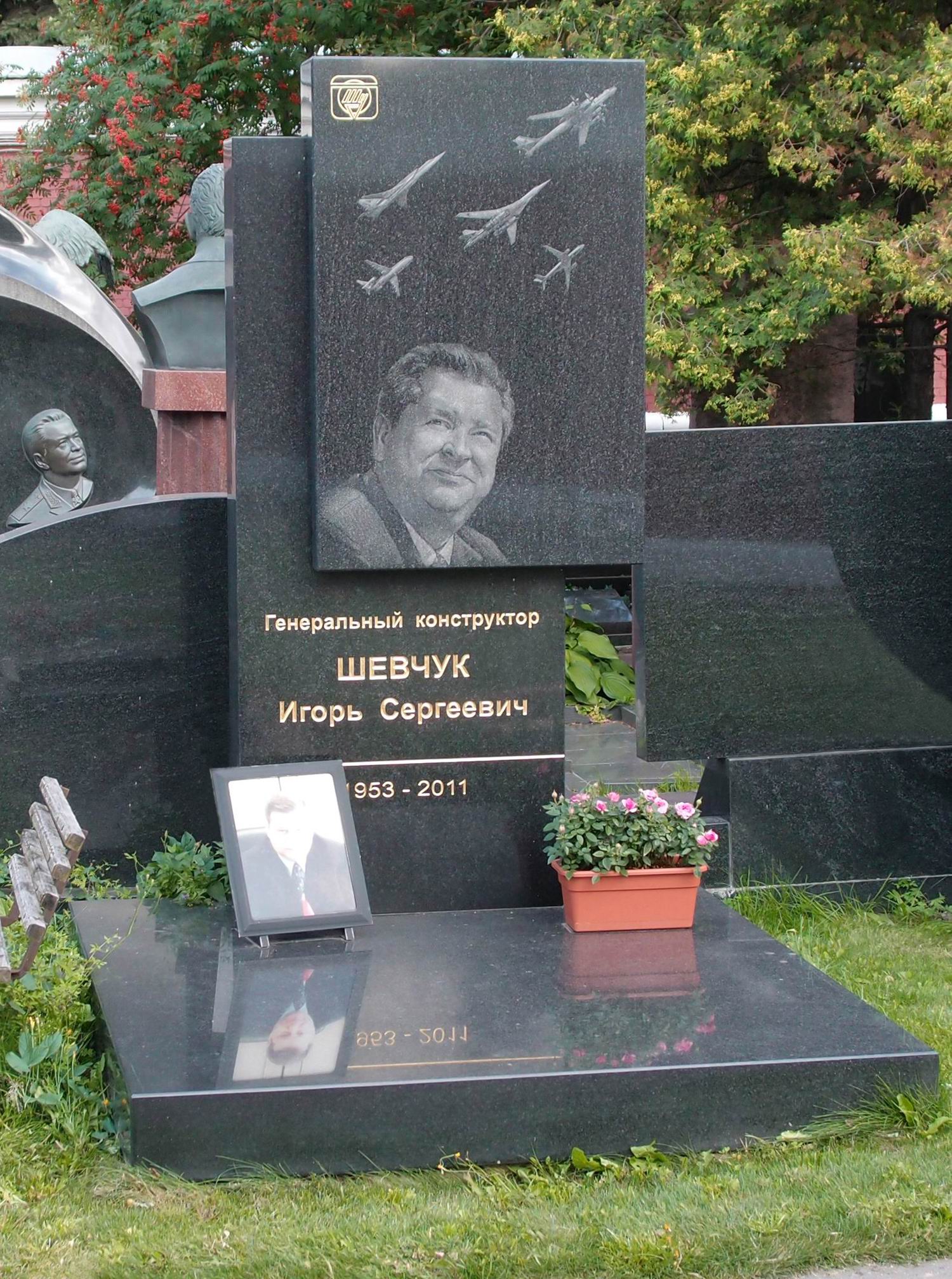 Памятник на могиле Шевчука И.С. (1953-2011), на Новодевичьем кладбище (11-6-4).