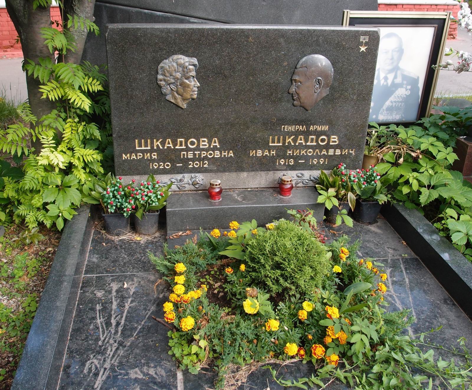 Памятник на могиле Шкадова И.Н. (1913–1991), ск. А.Газалиев, арх. Б.Шехура, на Новодевичьем кладбище (11–2–9).