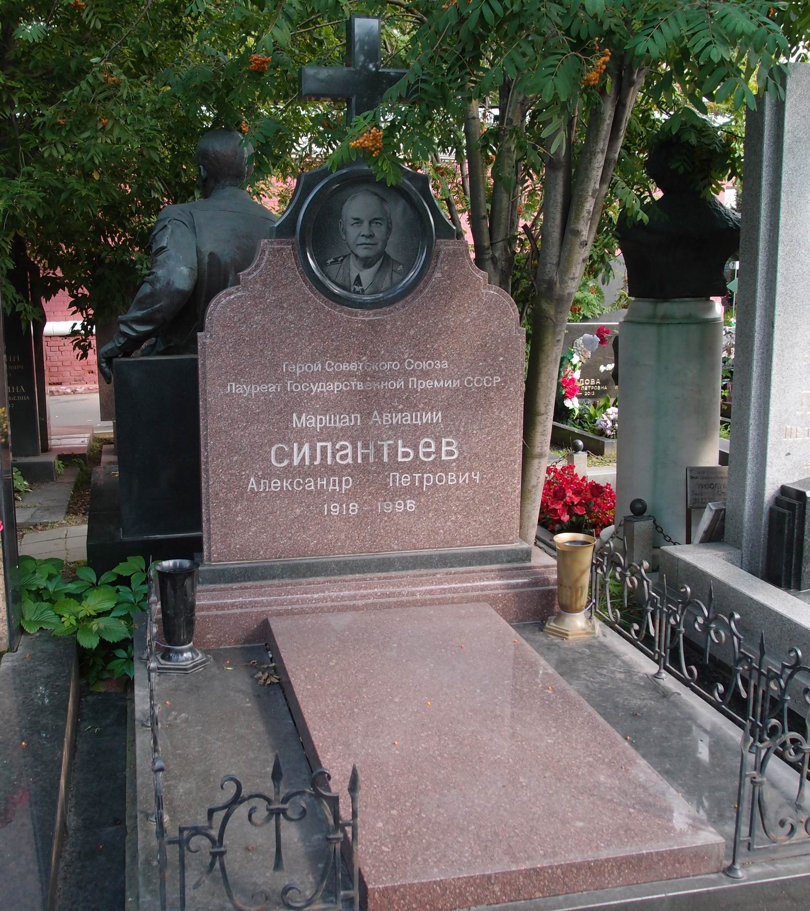Памятник на могиле Силантьева А.П. (1918–1996), на Новодевичьем кладбище (11–4–8).