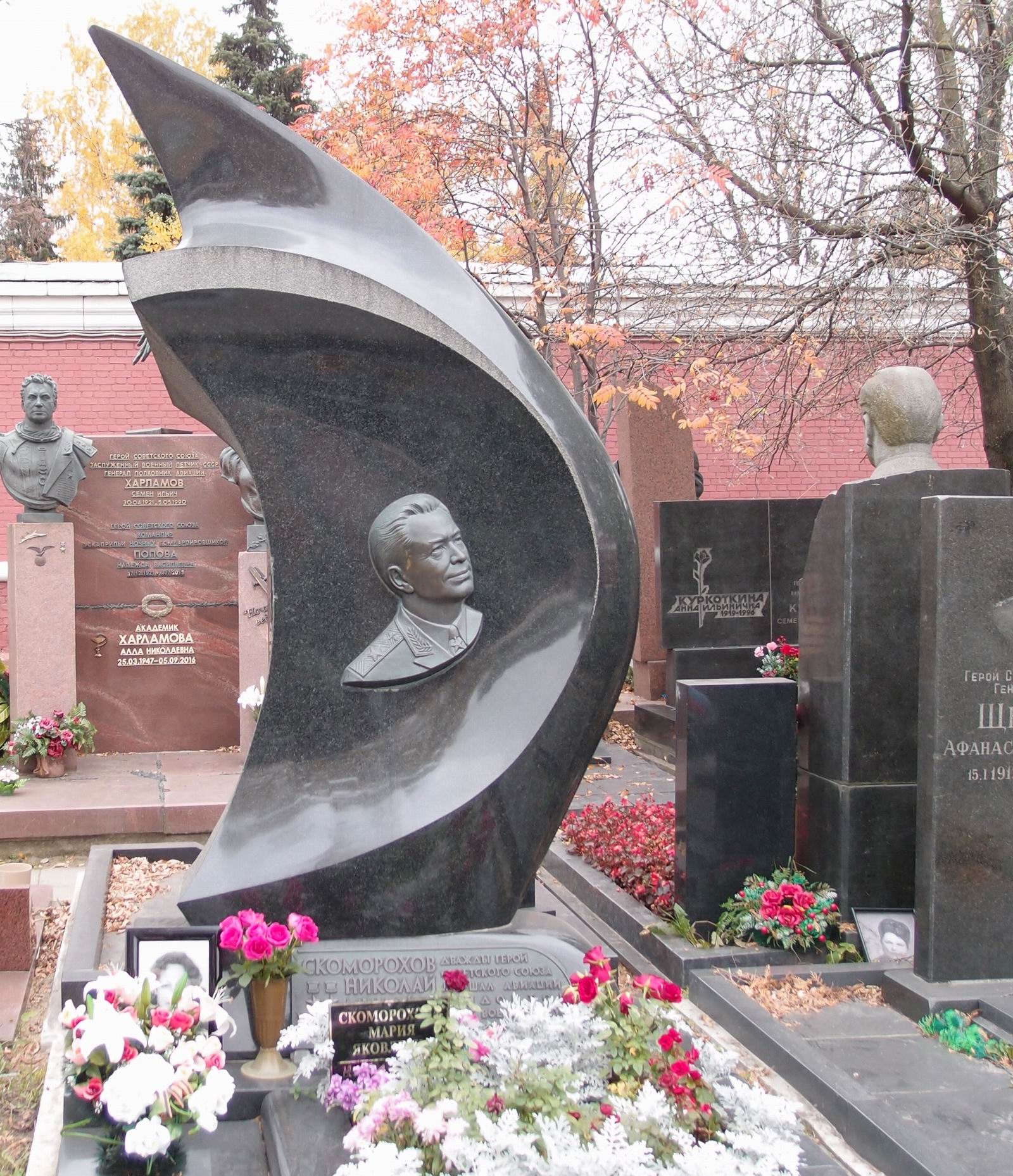Памятник на могиле Скоморохова Н.М. (1920–1994), ск. А.Докучаев, на Новодевичьем кладбище (11–4–4).