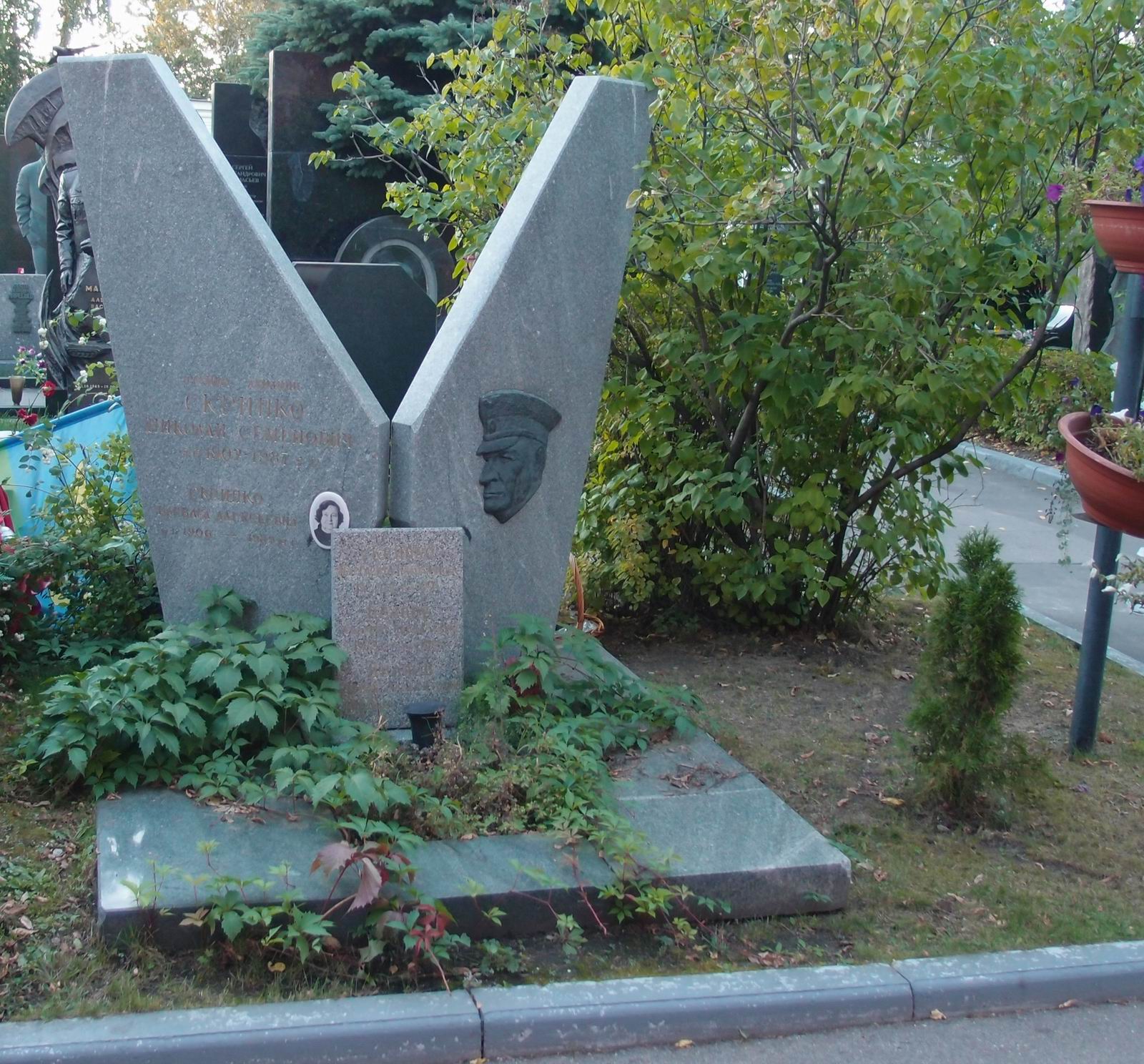 Памятник на могиле Скрипко Н.С. (1902-1987), арх. Е.Ефремов, на Новодевичьем кладбище (11-1-1).