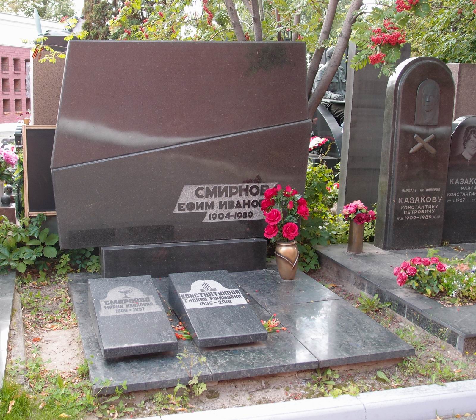 Памятник на могиле Смирнова Е.И. (1904–1989), арх. Е.Ефремов, на Новодевичьем кладбище (11–1–9).