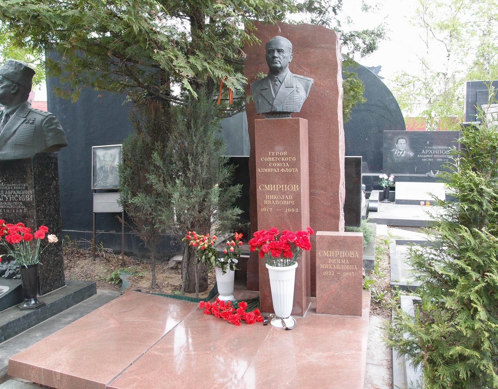 Памятник на могиле Смирнова Н.И. (1917-1992), ск. Г.Черниенко, на Новодевичьем кладбище (11-3-6).