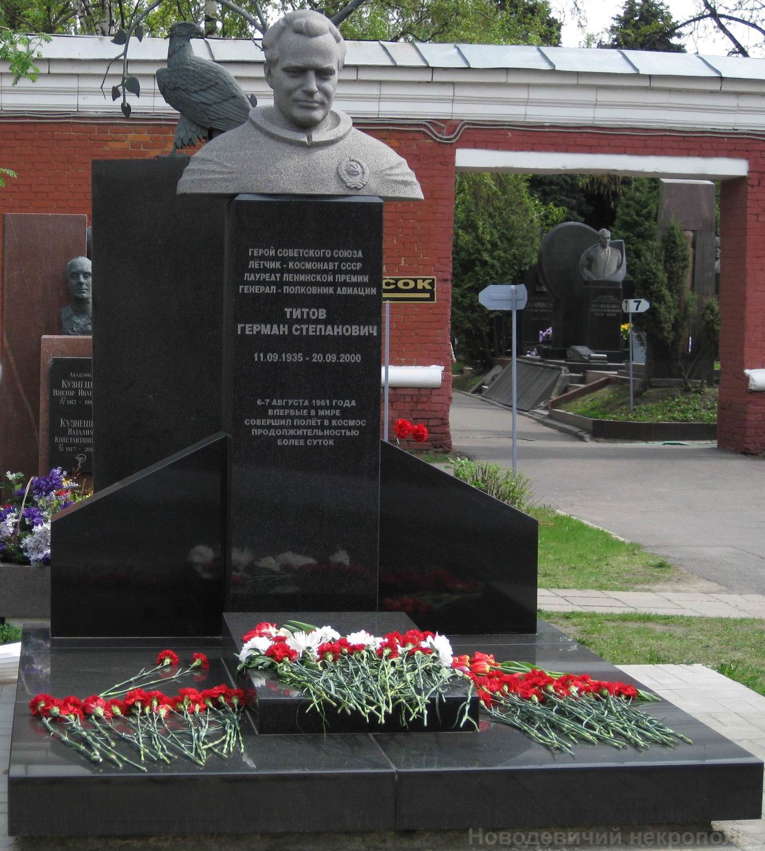 Памятник на могиле Титова Г.С. (1935–2000), ск. Ф.Согоян, на Новодевичьем кладбище (11–4–11).