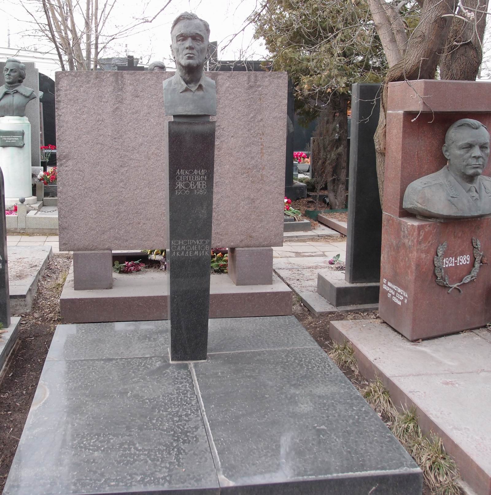 Памятник на могиле Яковлева А.С. (1906–1989), ск. М.Аникушин, на Новодевичьем кладбище (11–1–7).