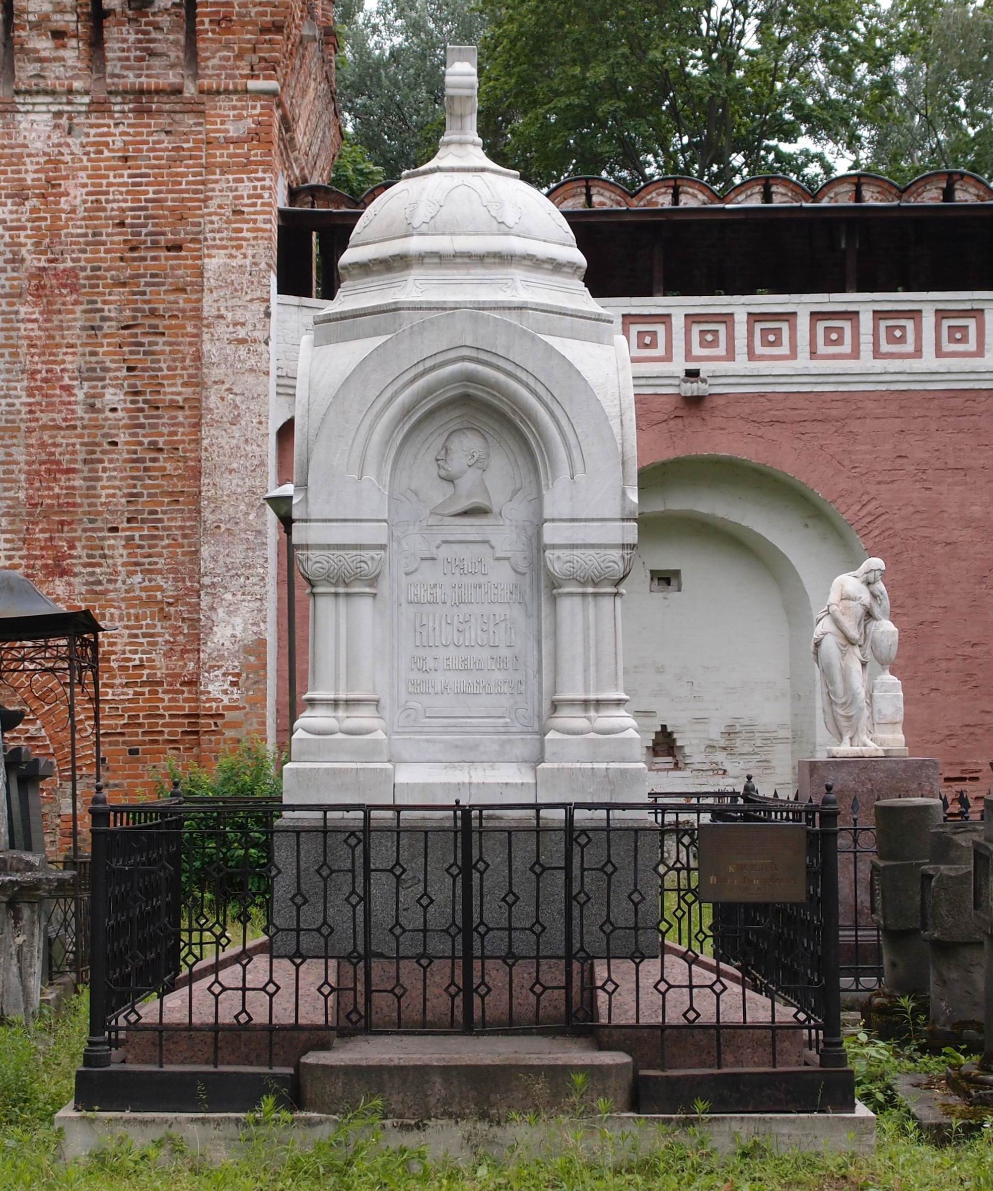 Памятник на могиле Киселёва П.Д. (1788-1872), в Донском монастыре.