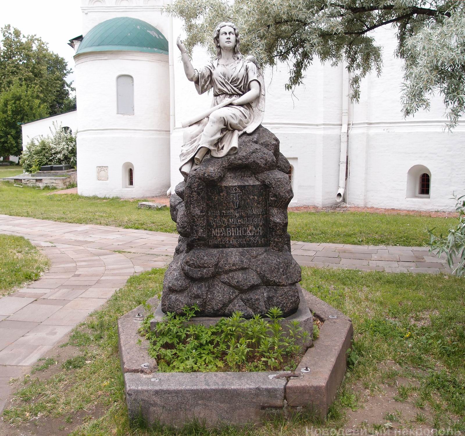 Памятник на могиле Мравинской О.М. (1844-1894), в Новодевичьем монастыре. Нажмите левую кнопку мыши, чтобы увидеть памятник сбоку.