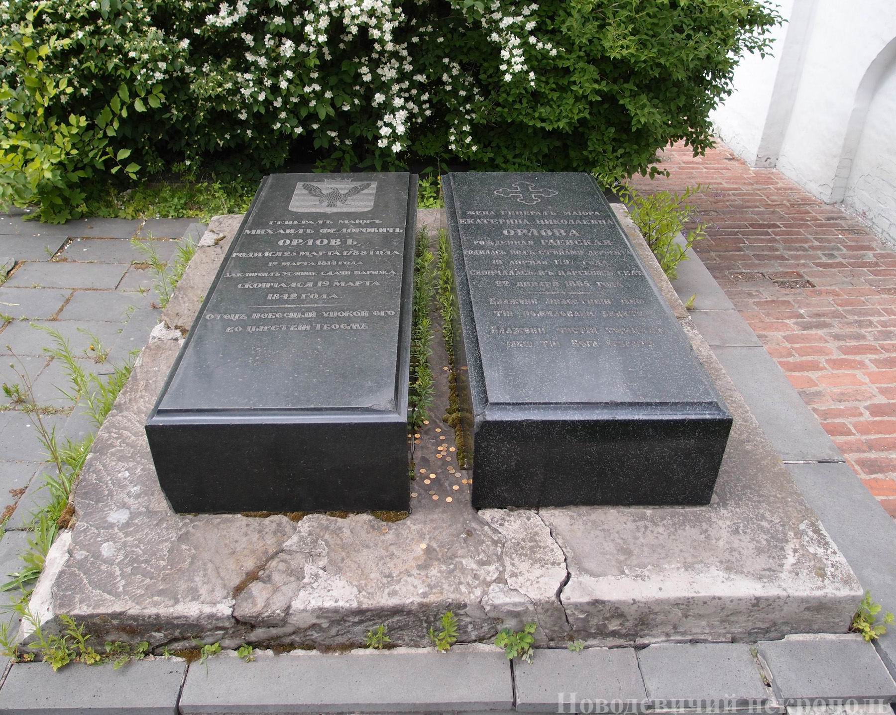 Памятник на могиле Орлова М.Ф. (1788-1842), в Новодевичьем монастыре. Нажмите левую кнопку мыши, чтобы увидеть фрагмент.
