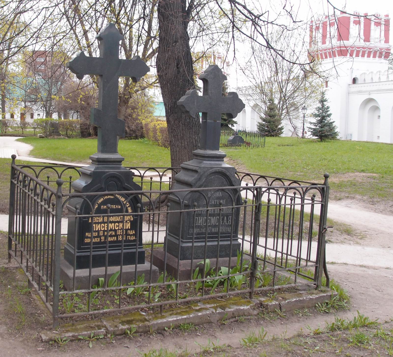 Памятник на могиле Писемского А.Ф. (1820–1881), в Новодевичьем монастыре. Нажмите левую кнопку мыши чтобы увидеть фрагмент памятника.