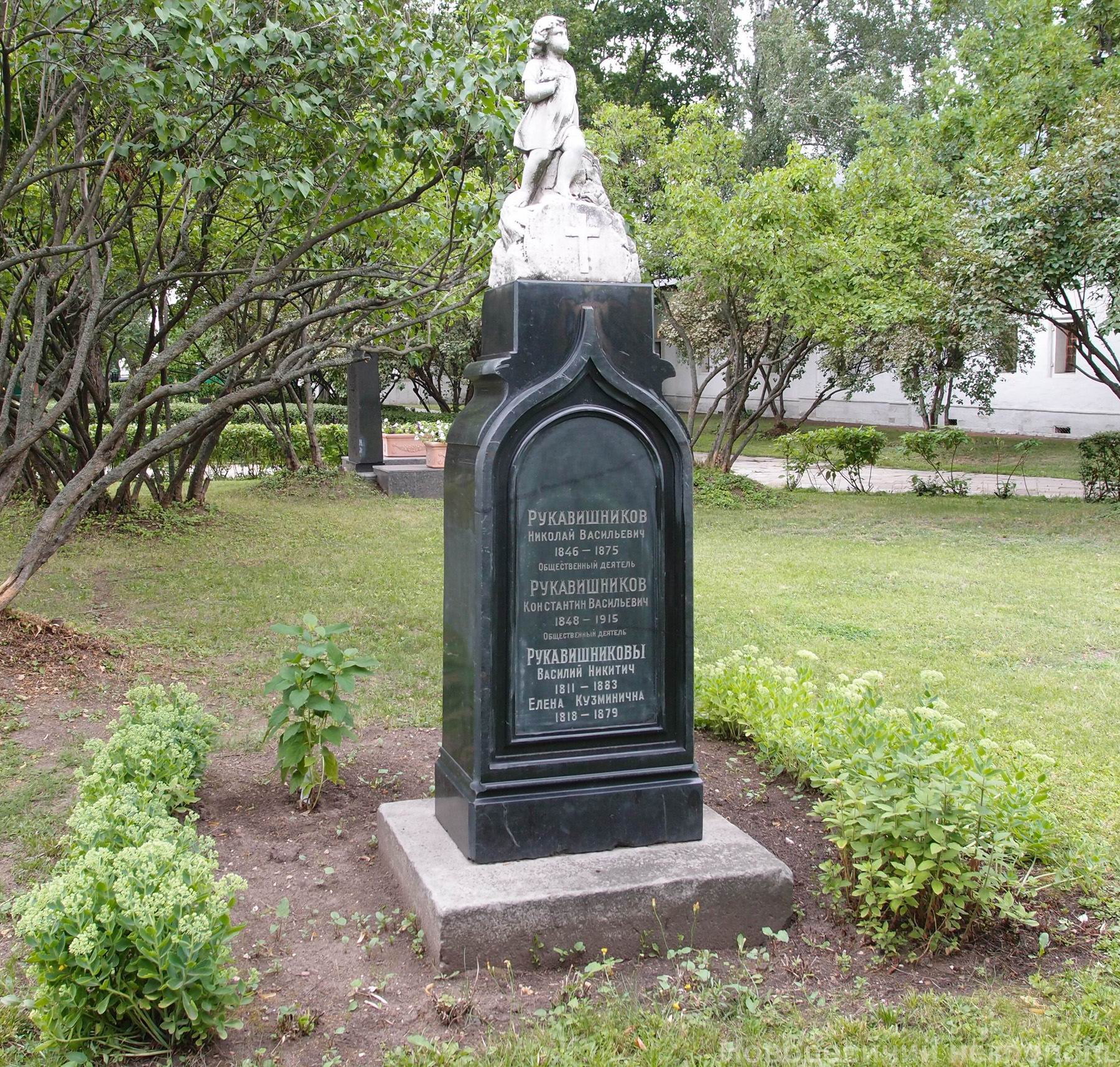 Памятник на могиле Рукавишниковых Н.В. (1845-1875) и К.В. (1848-1915), в Новодевичьем монастыре. Нажмите левую кнопку мыши, чтобы увидеть фрагмент памятника.