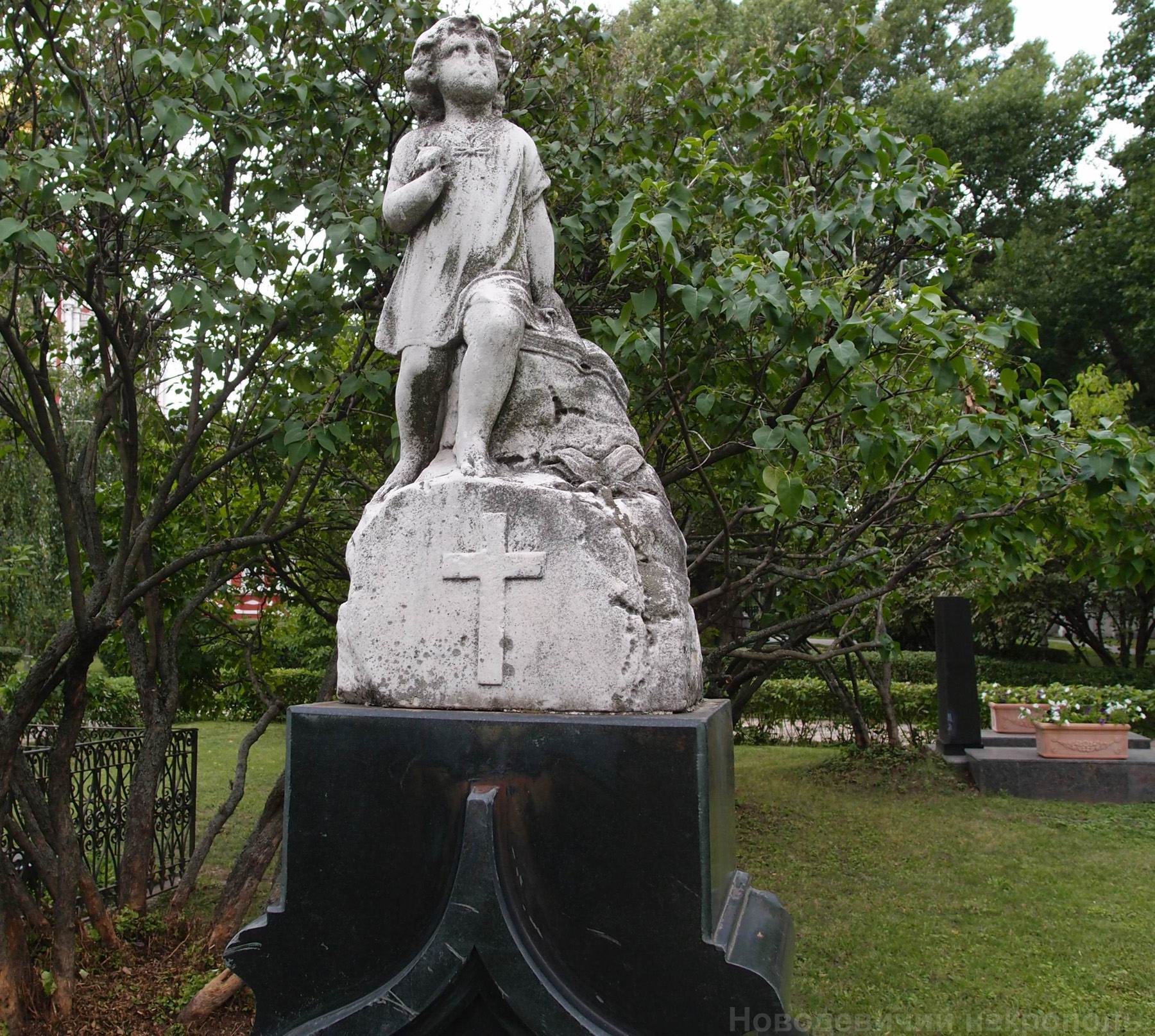 Фрагмент памятника Н.В. и К.В. Рукавишниковым.