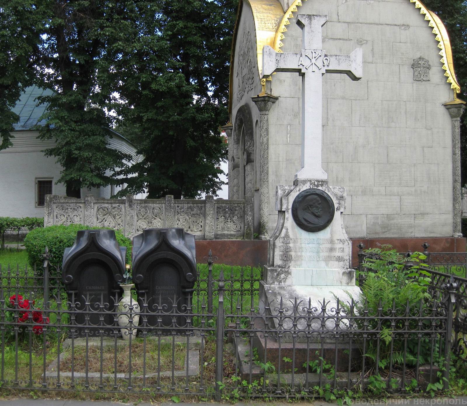 Памятник на могиле С.М.Соловьёва (1820–1879). Общий вид.